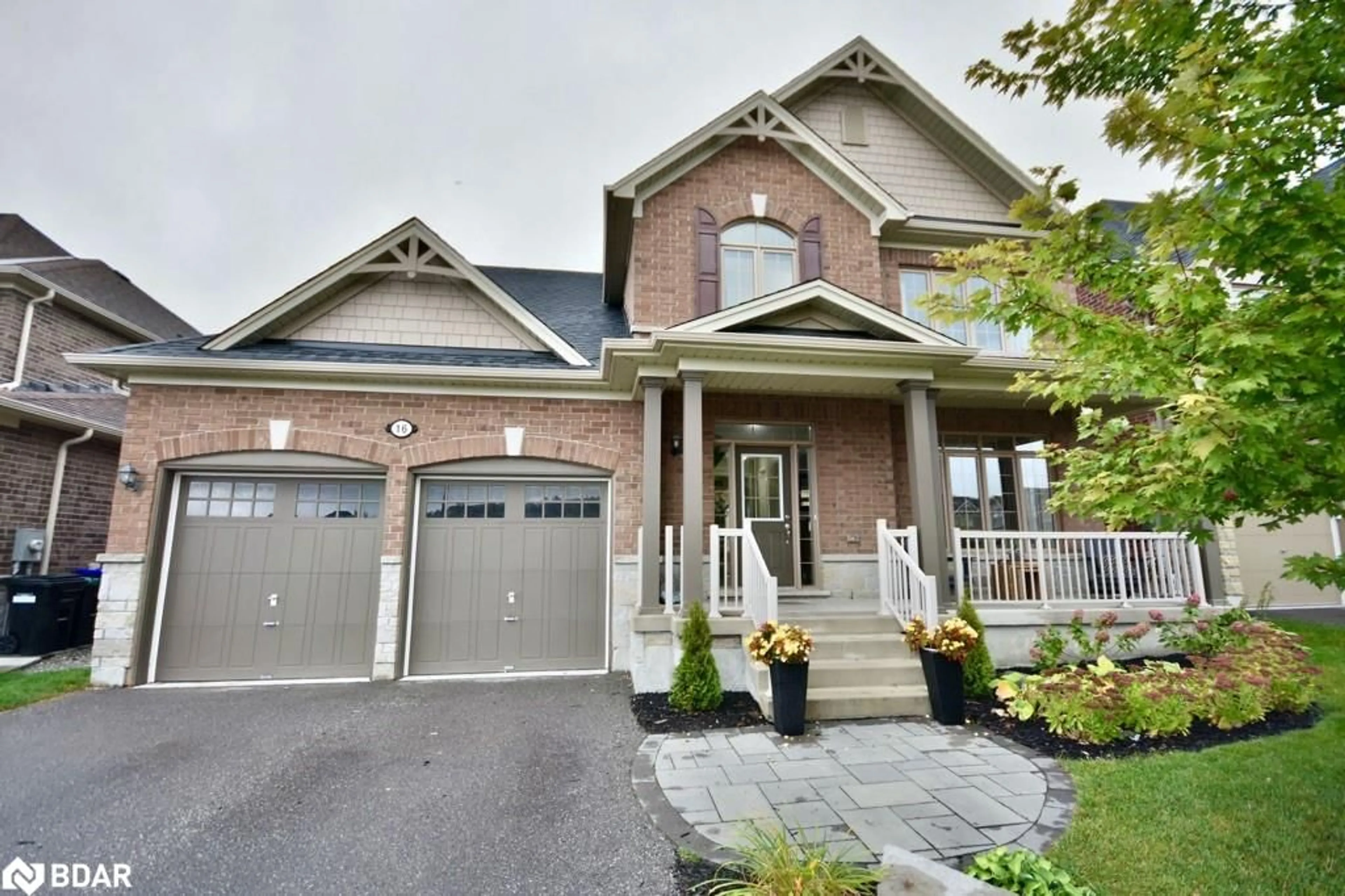 Home with brick exterior material for 16 Daly Crt, Barrie Ontario L9X 2A2