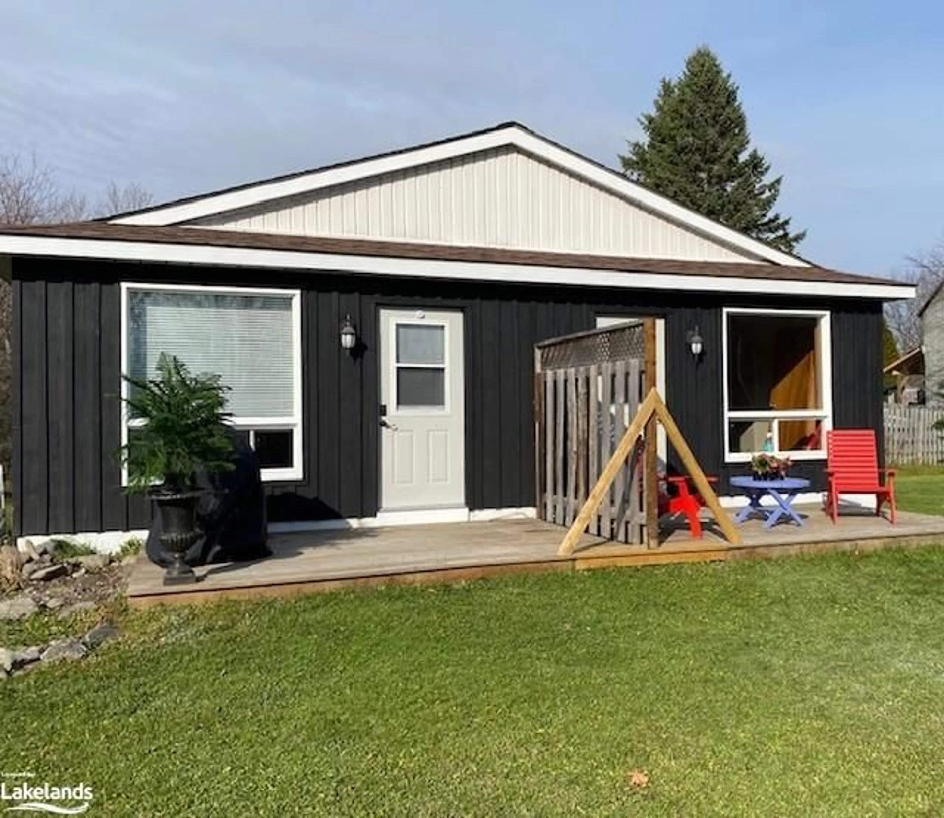 Home with vinyl exterior material, unknown for 155/157 Woodchester Ave, Bracebridge Ontario P1L 1H8