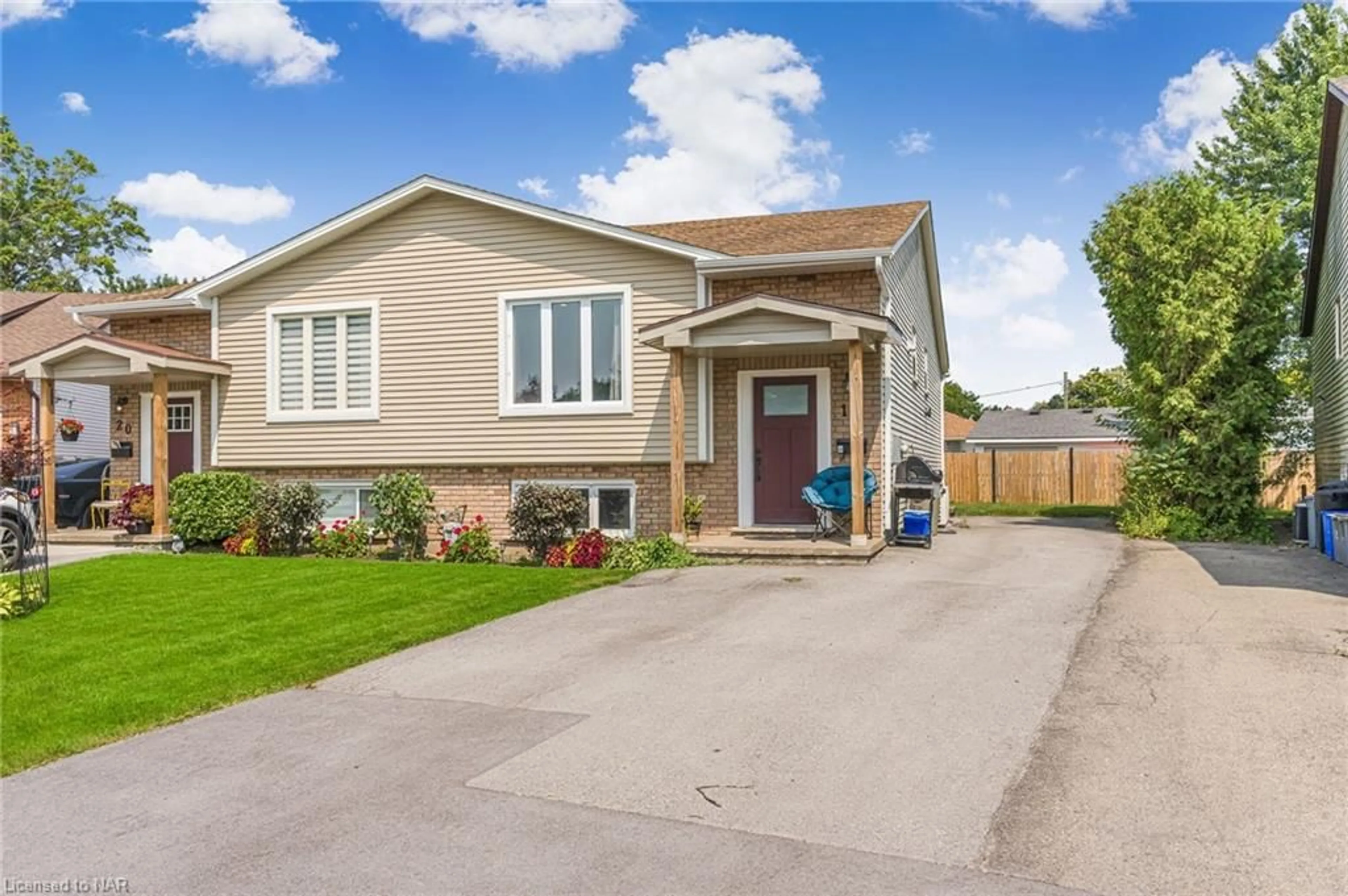 Frontside or backside of a home for 18 Rainbow Crt, Welland Ontario L3C 6R3