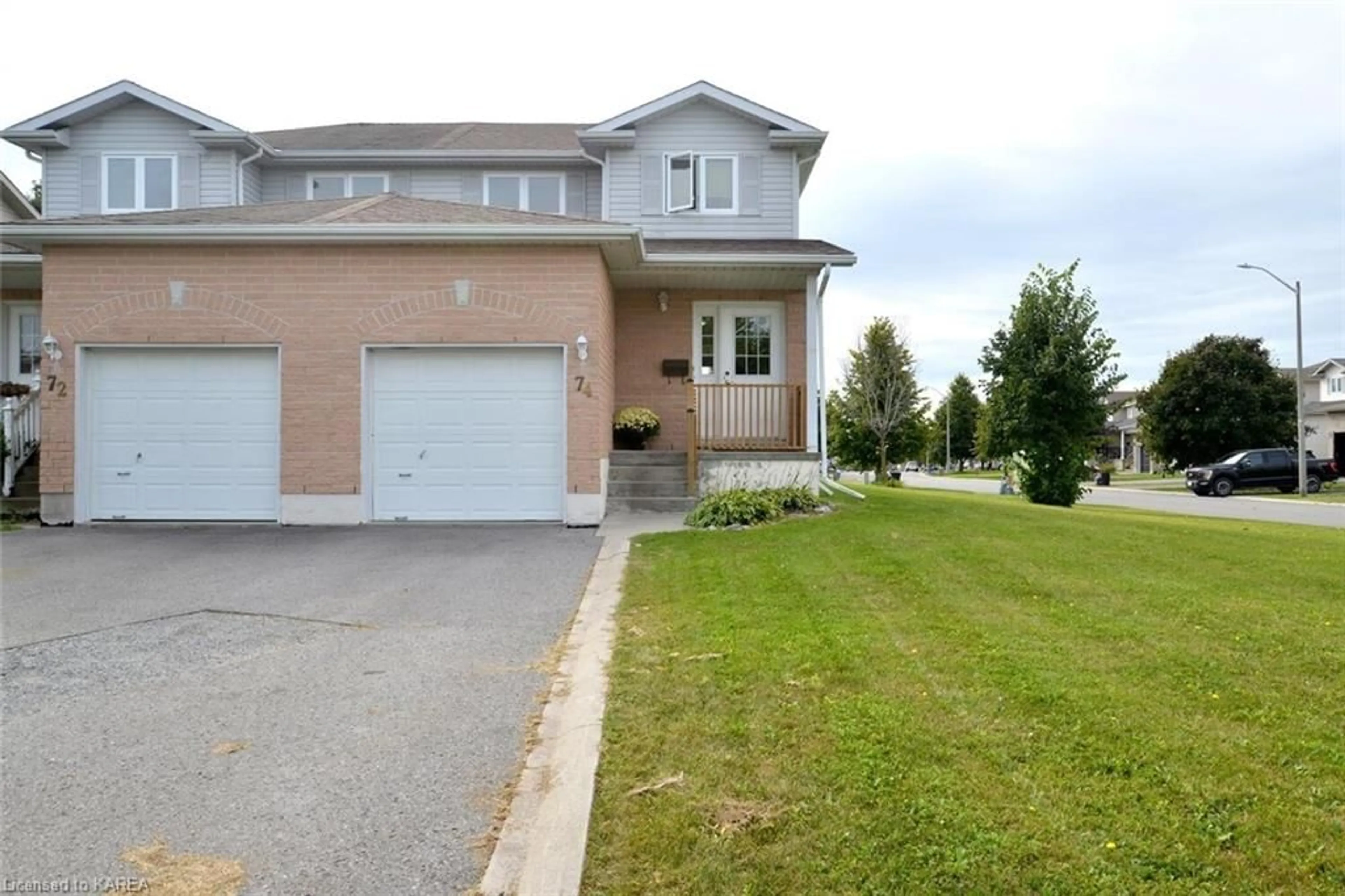 A pic from exterior of the house or condo, cottage for 74 Mckeown Cres, Amherstview Ontario K7N 1Y5