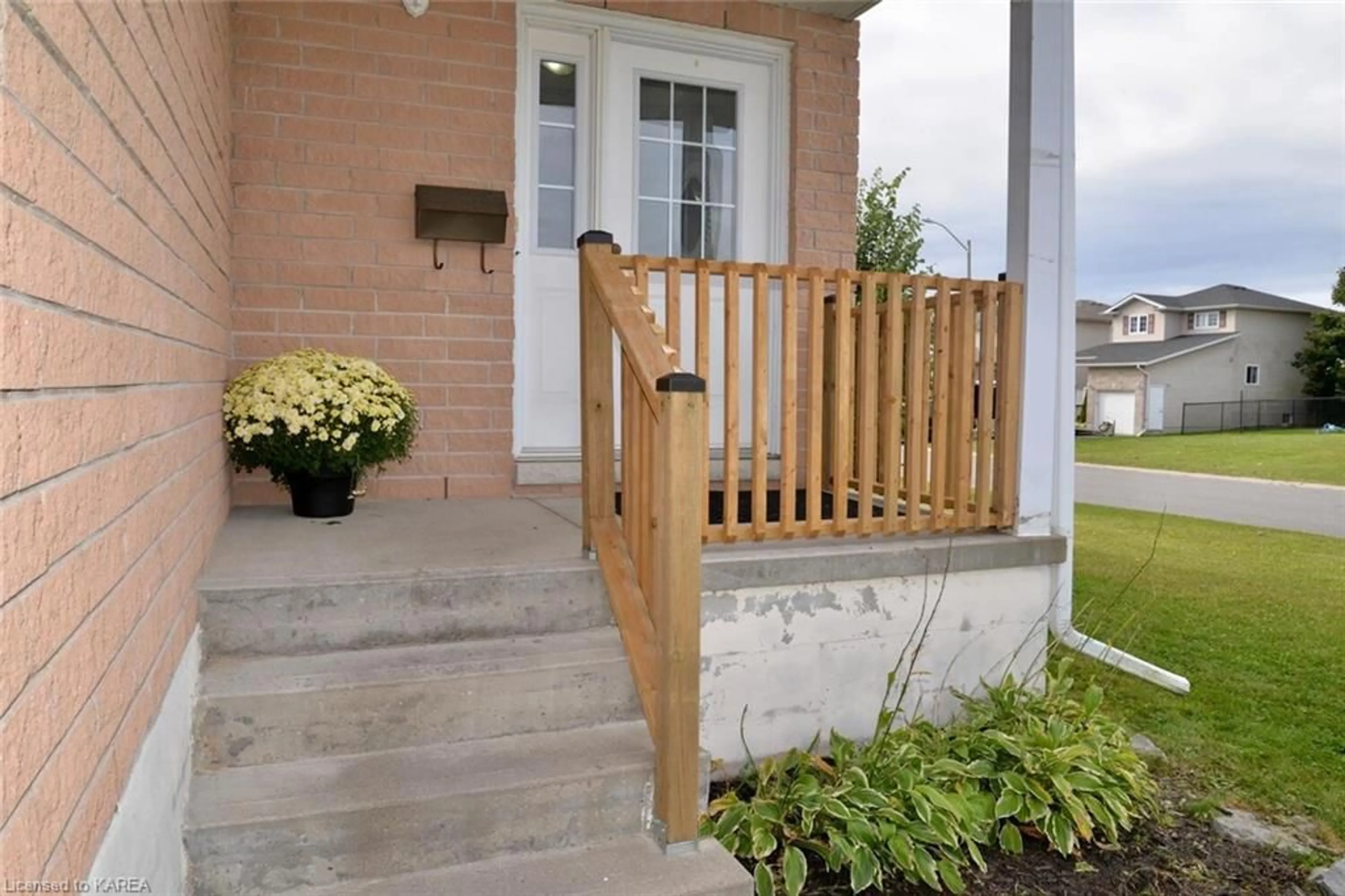 Indoor entryway, wood floors for 74 Mckeown Cres, Amherstview Ontario K7N 1Y5