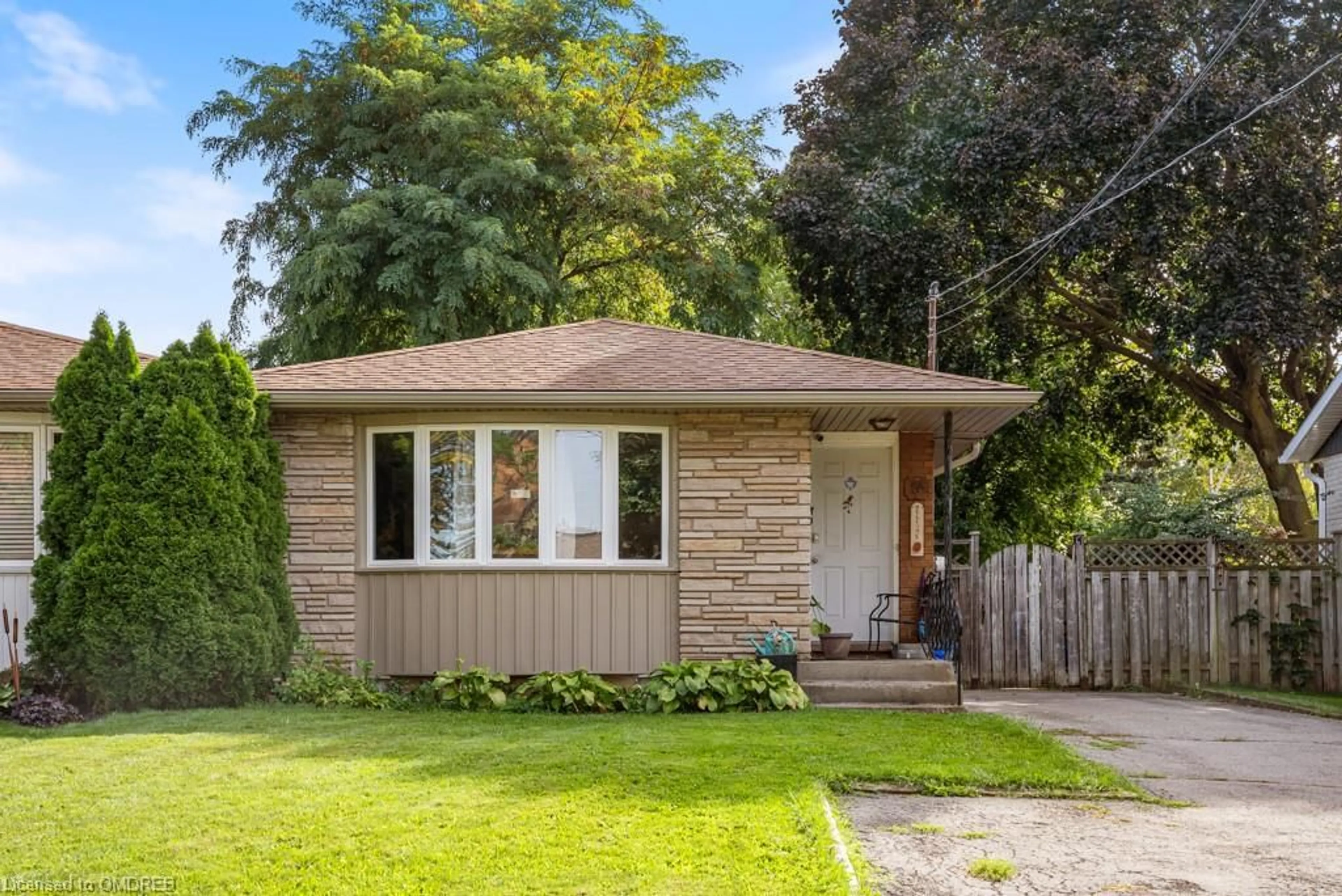 Frontside or backside of a home, cottage for 10 Cypress St, St. Catharines Ontario L2N 4L8