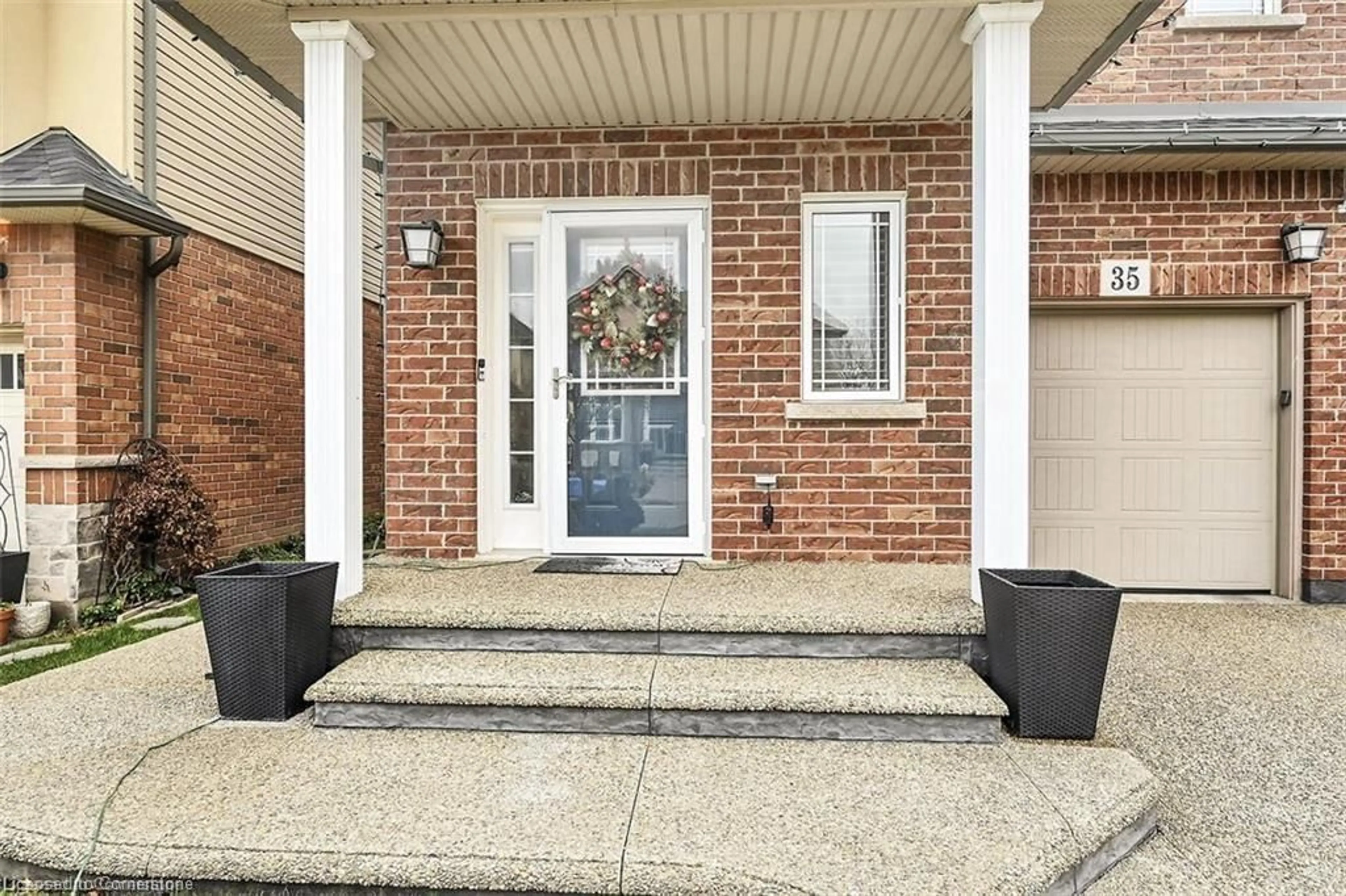 Indoor entryway for 35 Willowbanks Terr, Hamilton Ontario L8E 0A3