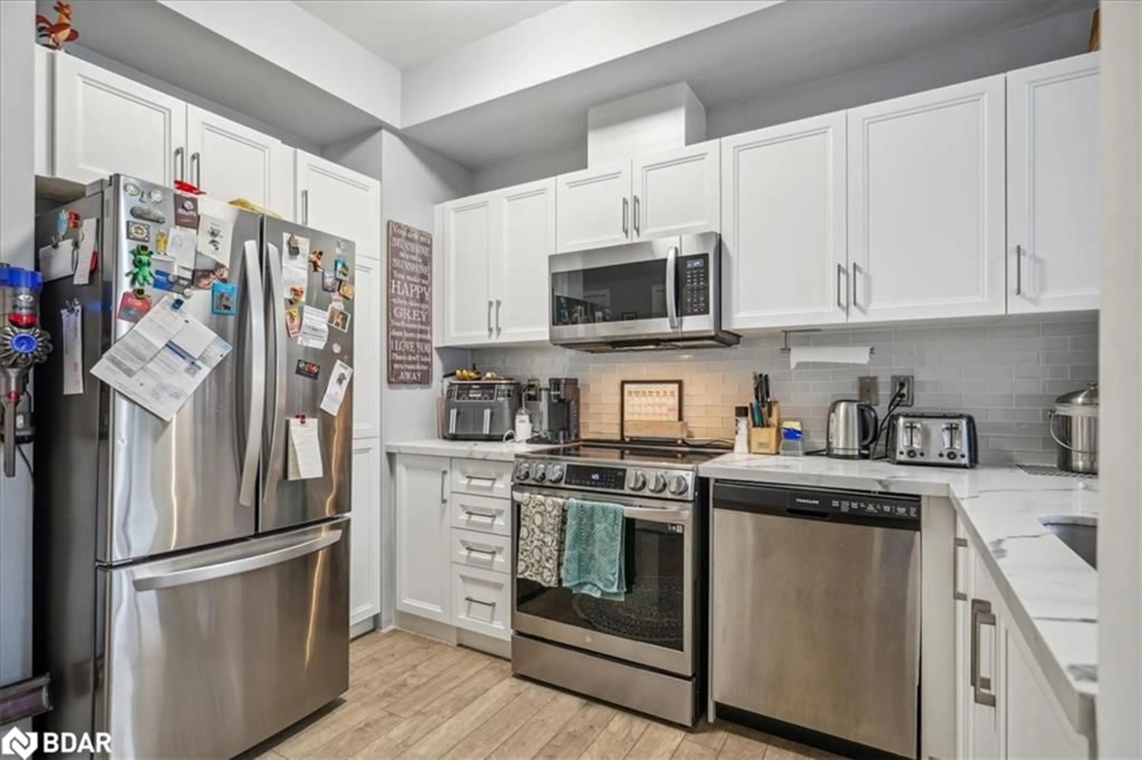 Standard kitchen for 175 Stanley St, Barrie Ontario L4M 0G2