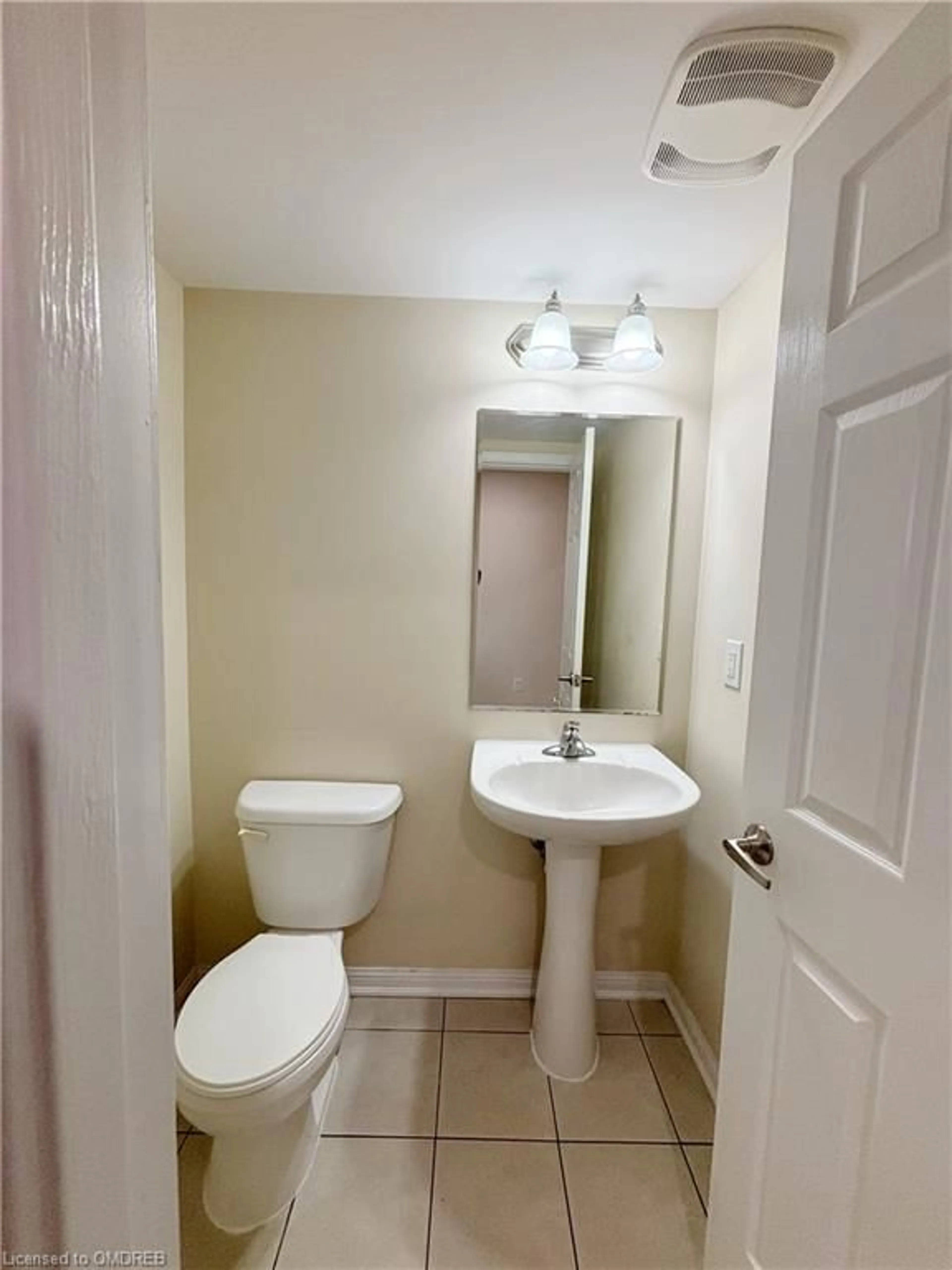 Standard bathroom for 918 Farmstead Dr, Milton Ontario L9T 8J5