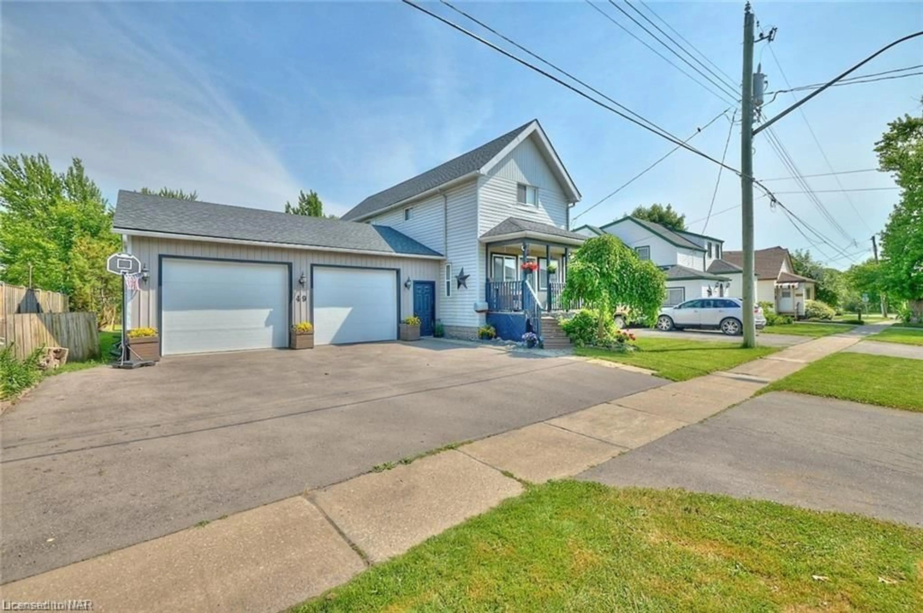 Frontside or backside of a home, the street view for 49 St George St, Welland Ontario L3C 5N1