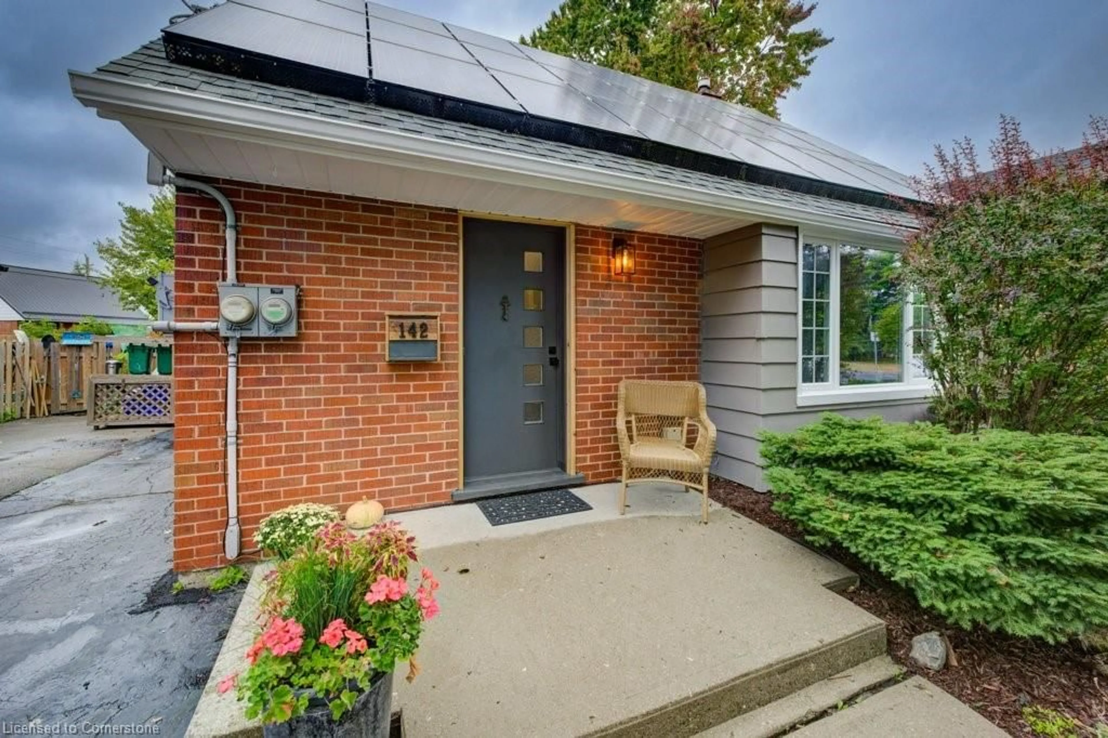 Home with brick exterior material for 142 Spadina Rd, Kitchener Ontario N2M 1G4