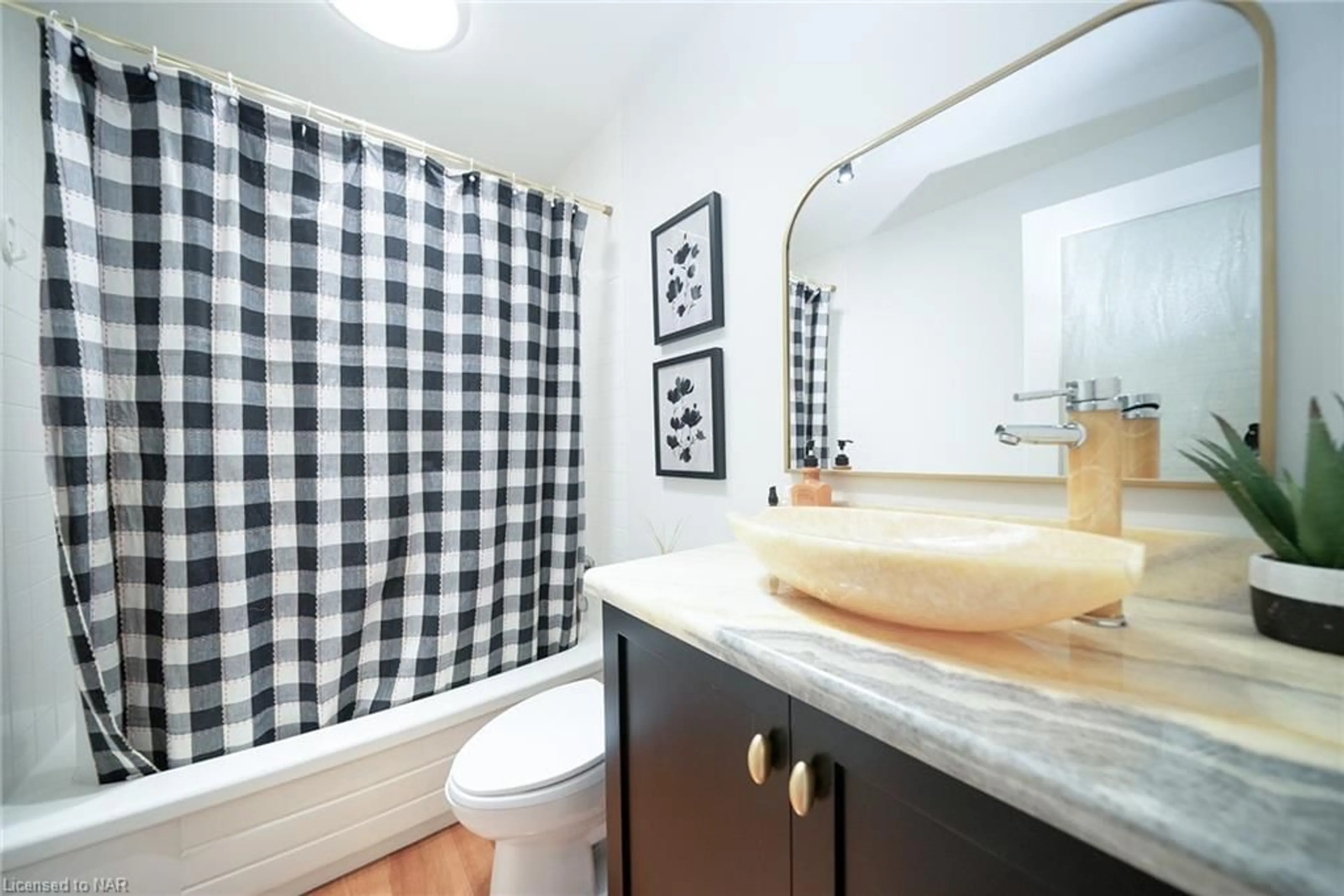 Bathroom, wood floors for 1776 York Rd, Niagara-on-the-Lake Ontario L0S 1J0