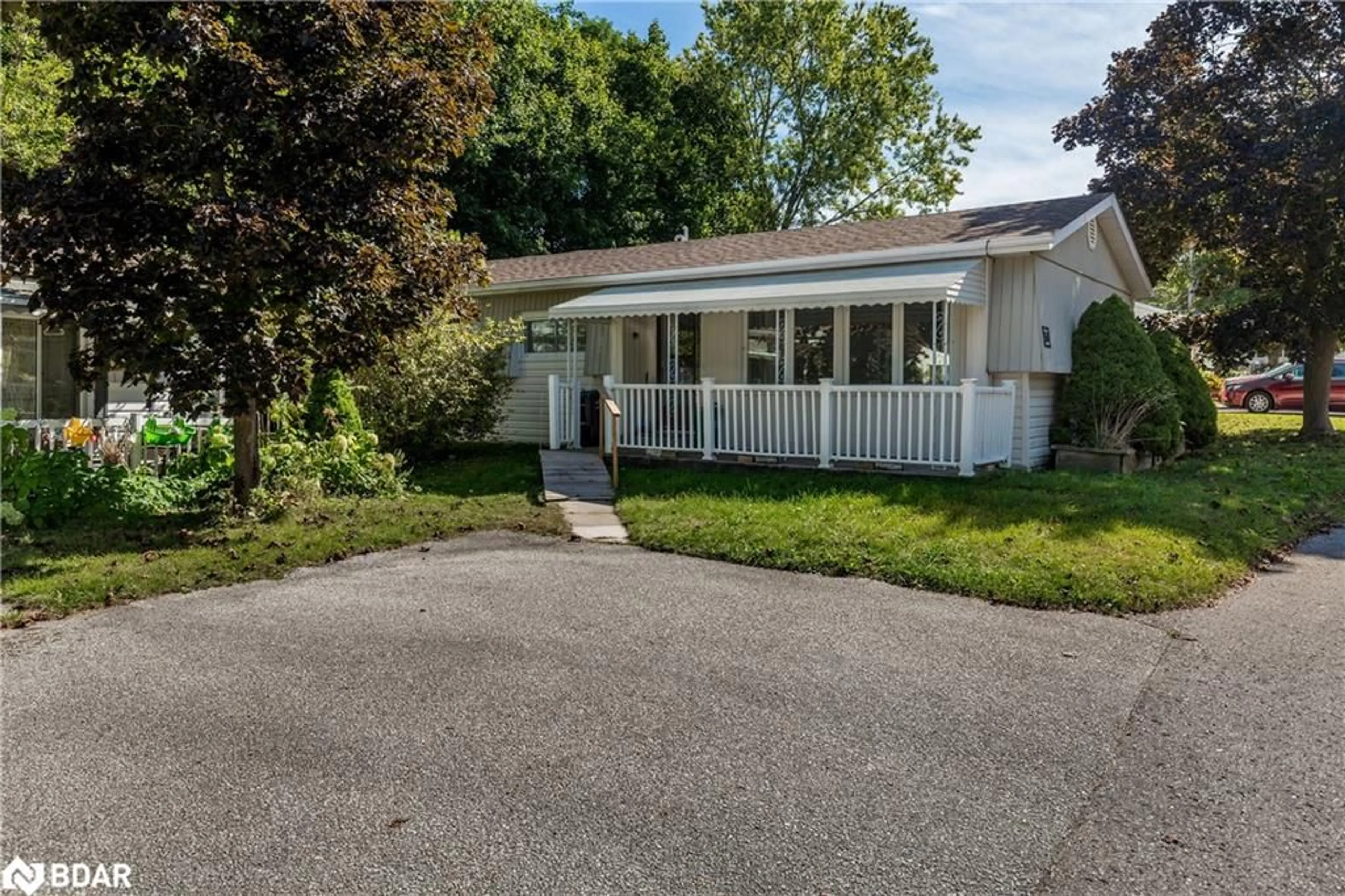 Frontside or backside of a home, cottage for 30 Flora Crt, Stroud Ontario L9S 1R4