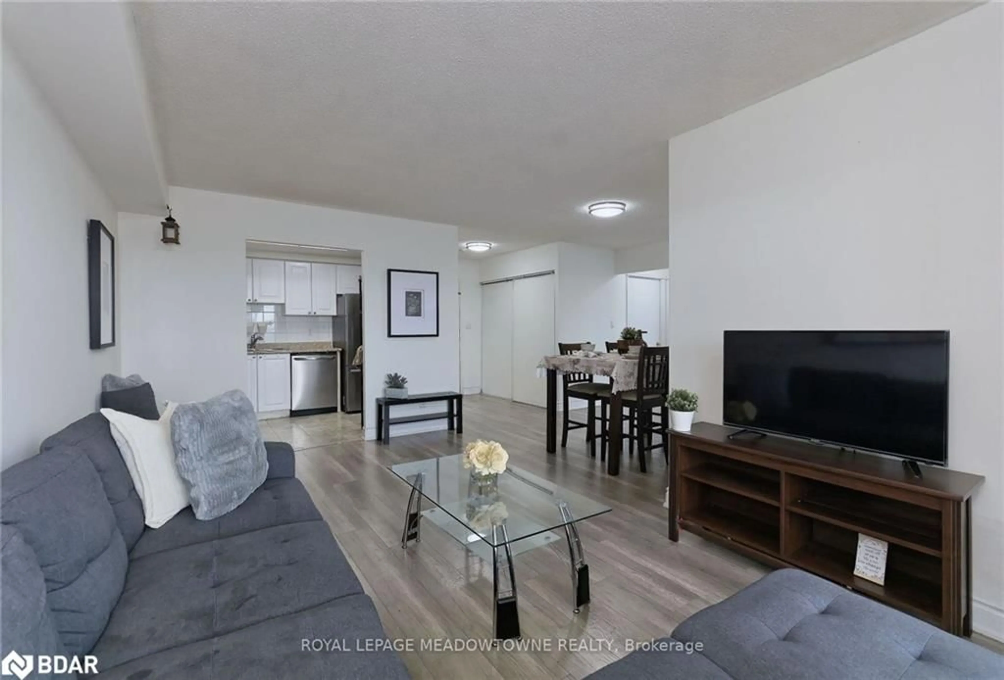 Living room for 135 Hillcrest Ave #1013, Mississauga Ontario L5B 4B1