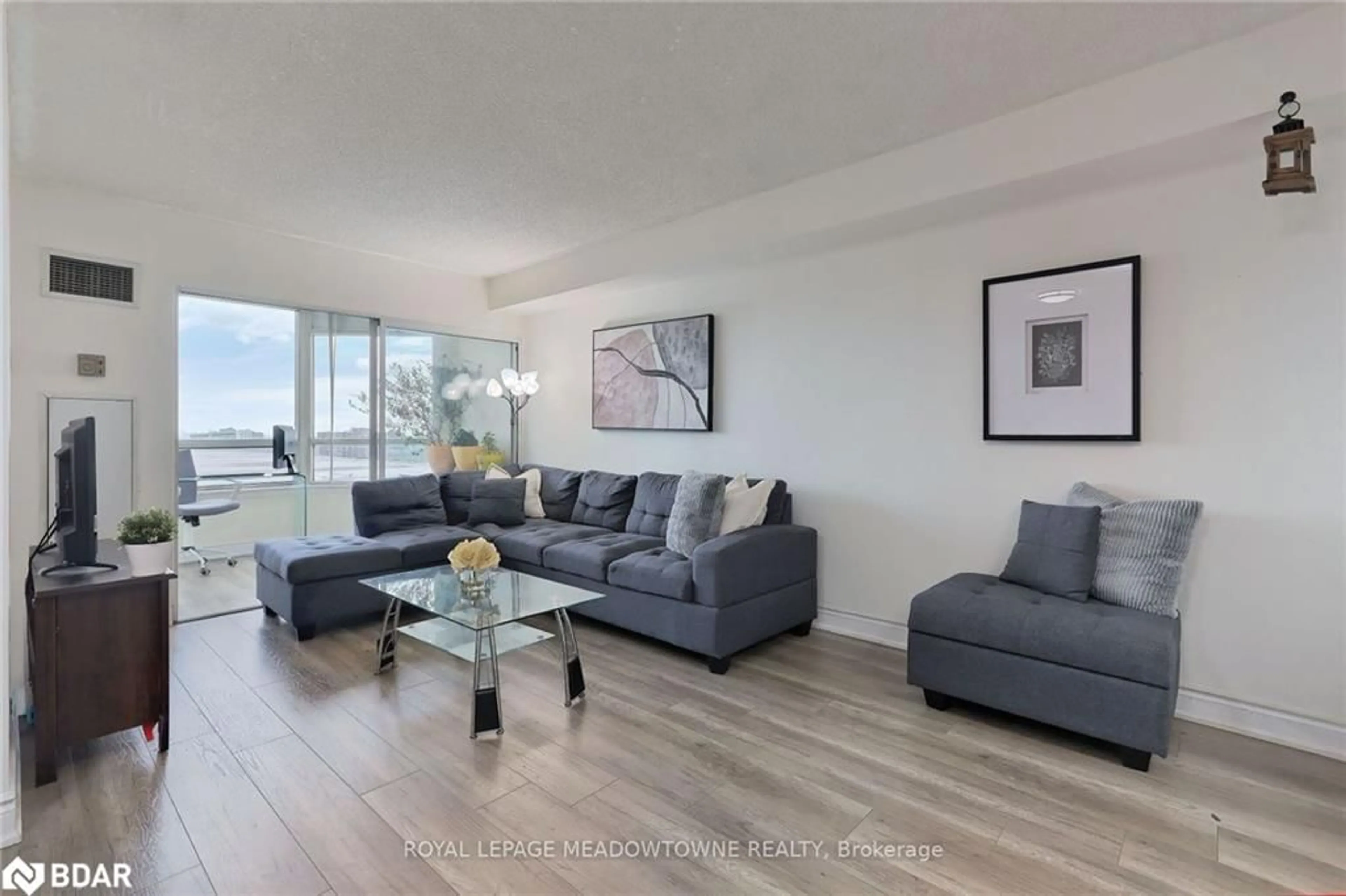 Living room for 135 Hillcrest Ave #1013, Mississauga Ontario L5B 4B1