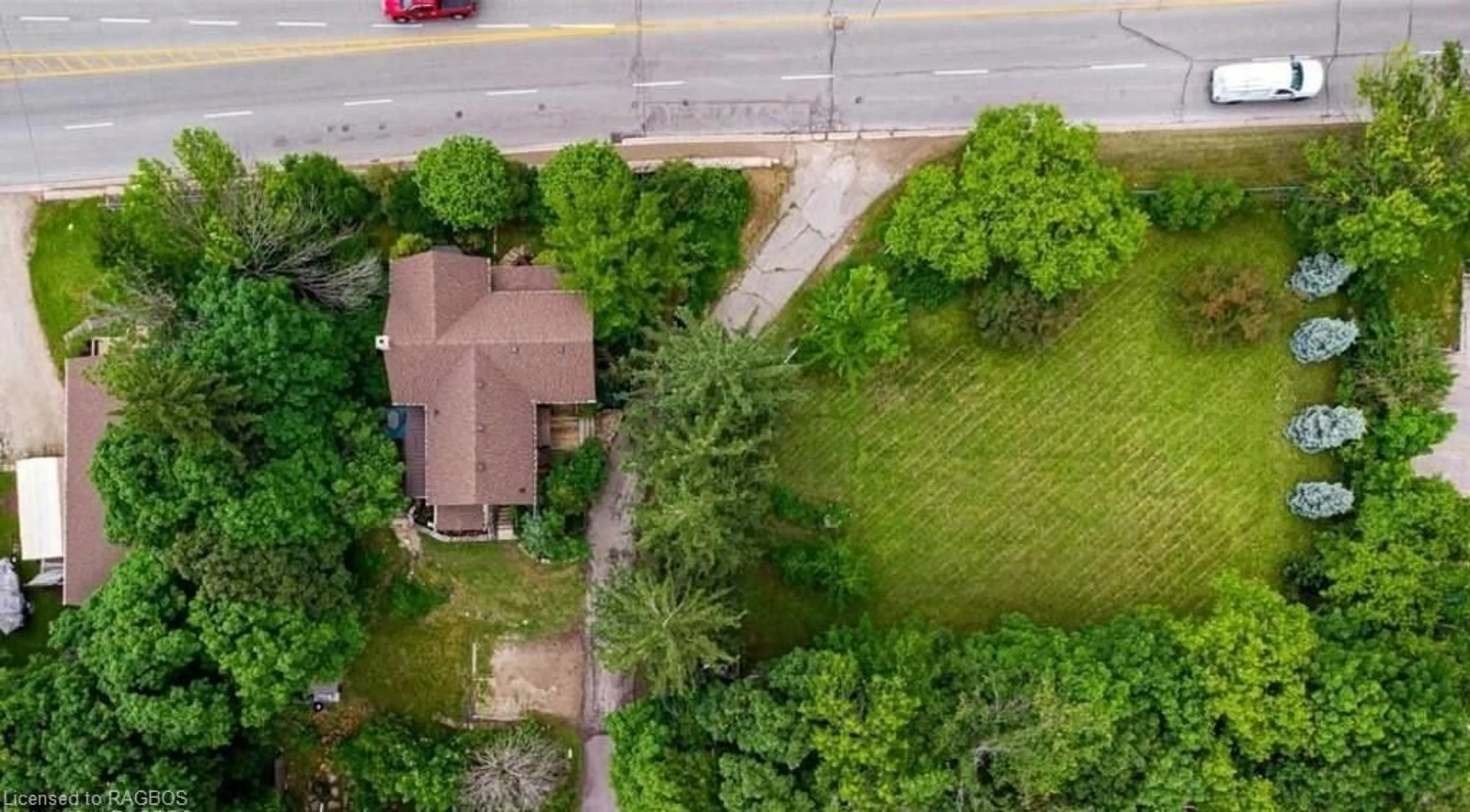 Frontside or backside of a home, the street view for 960 9th Ave, Owen Sound Ontario N4K 3E7