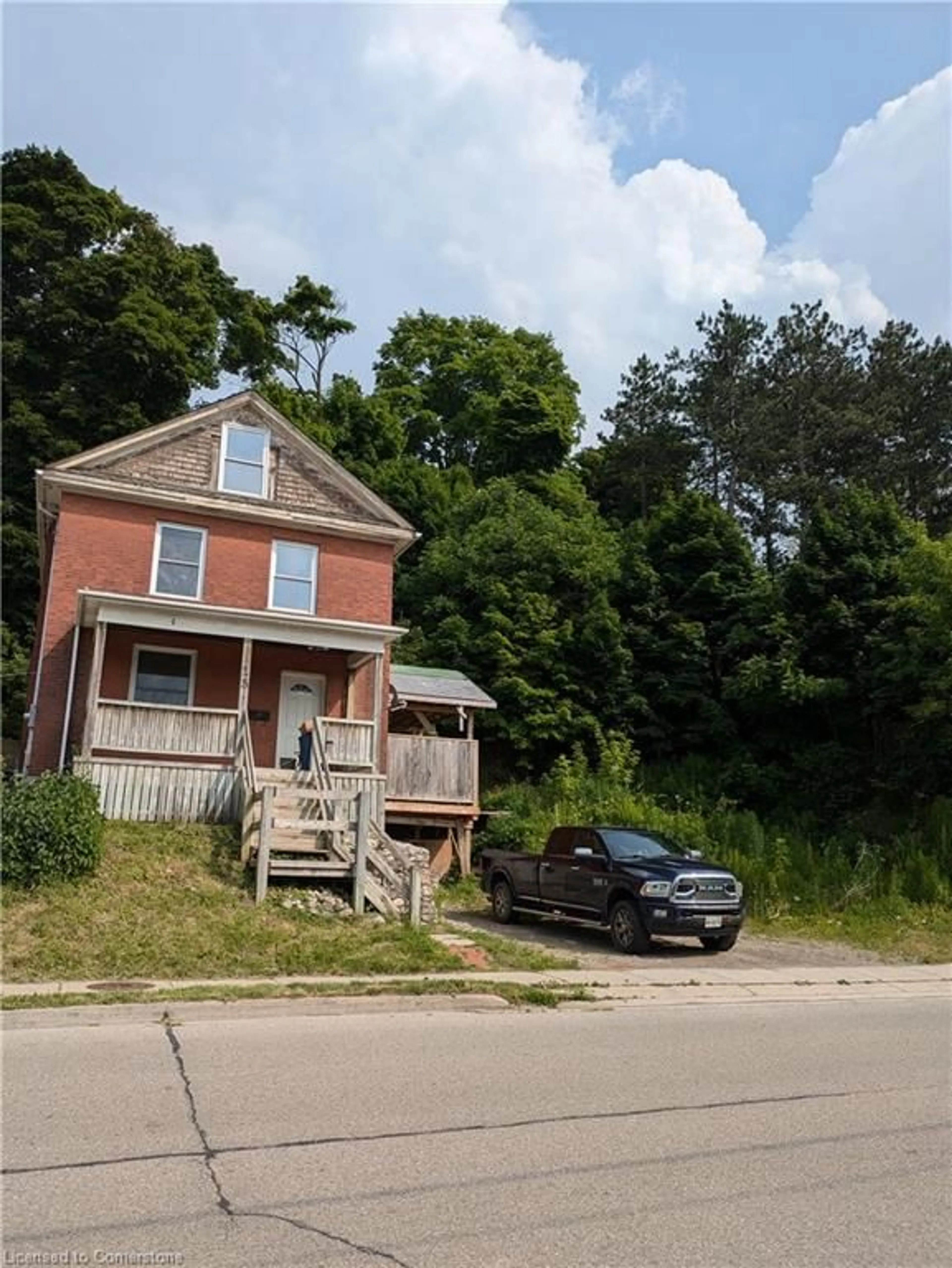 Frontside or backside of a home for 15 Shade St, Cambridge Ontario N1R 4J6