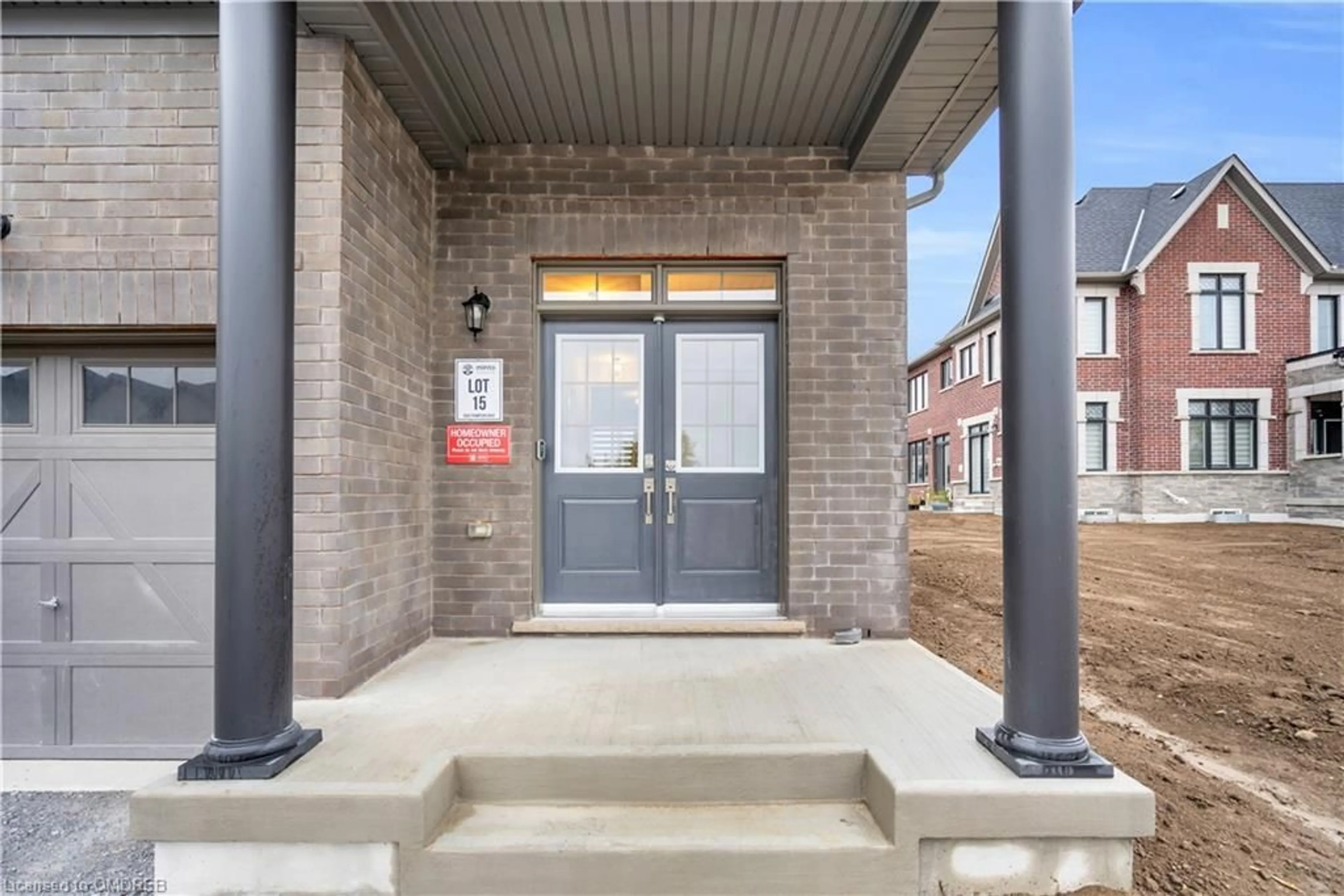 Indoor entryway for 1058 Thompson Drive Dr, Oshawa Ontario L1L 0V6