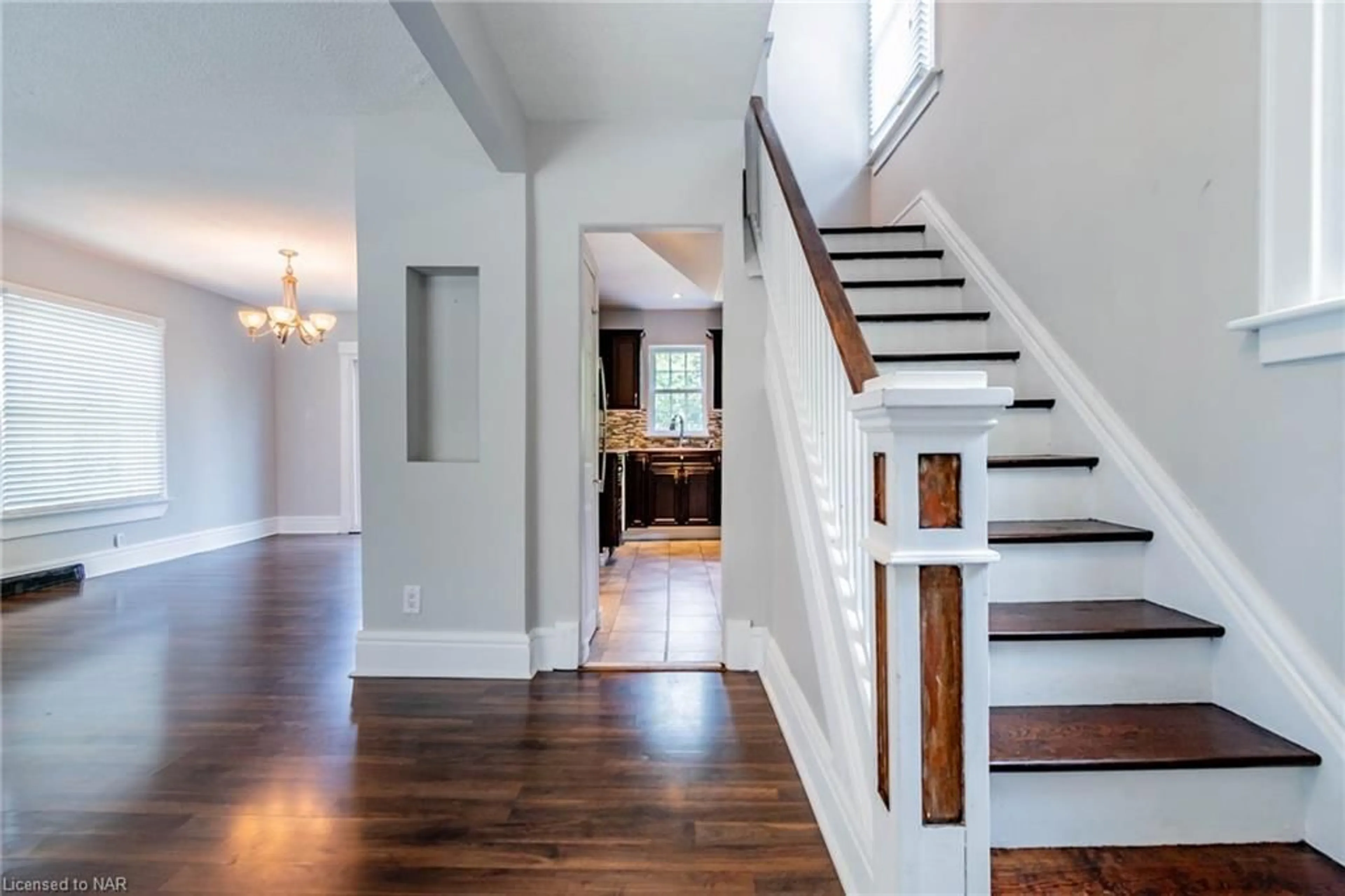 Indoor entryway for 139 Pleasant Ave, St. Catharines Ontario L2R 1Y3