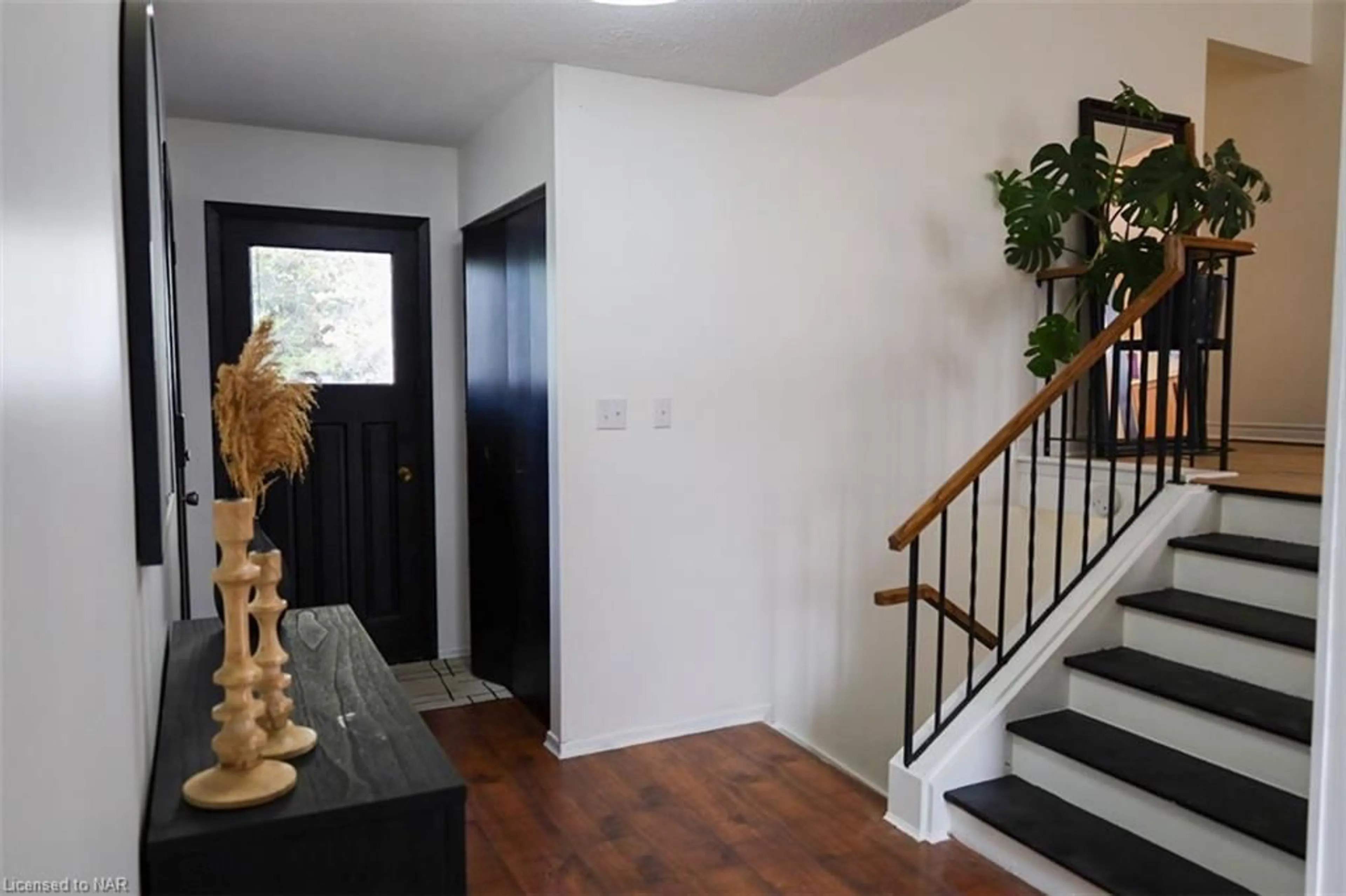 Indoor entryway, wood floors for 51 6th Line, Caledonia Ontario N3W 1Y7