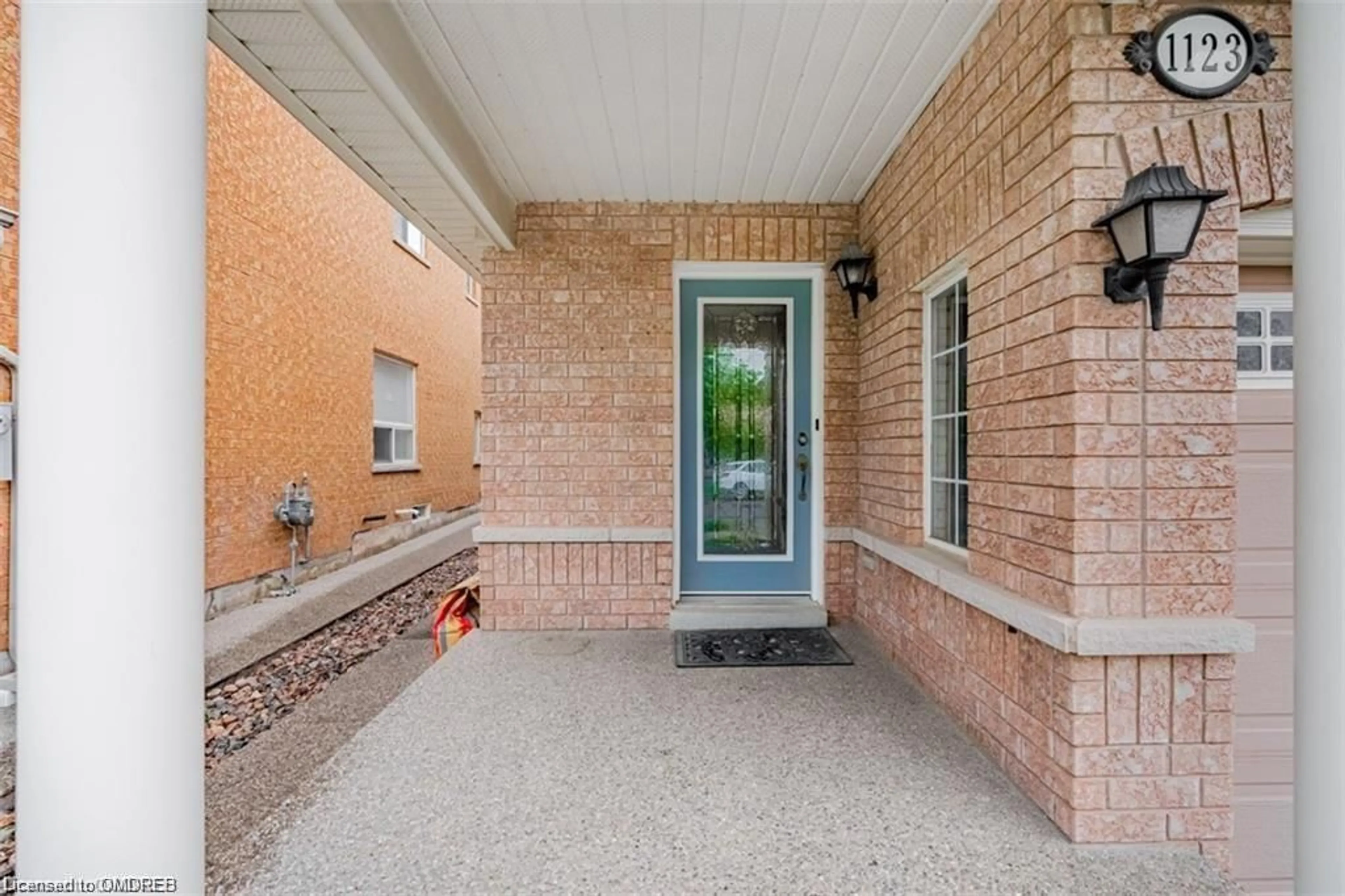 Indoor entryway for 1123 Houston Dr, Milton Ontario L9T 6E8