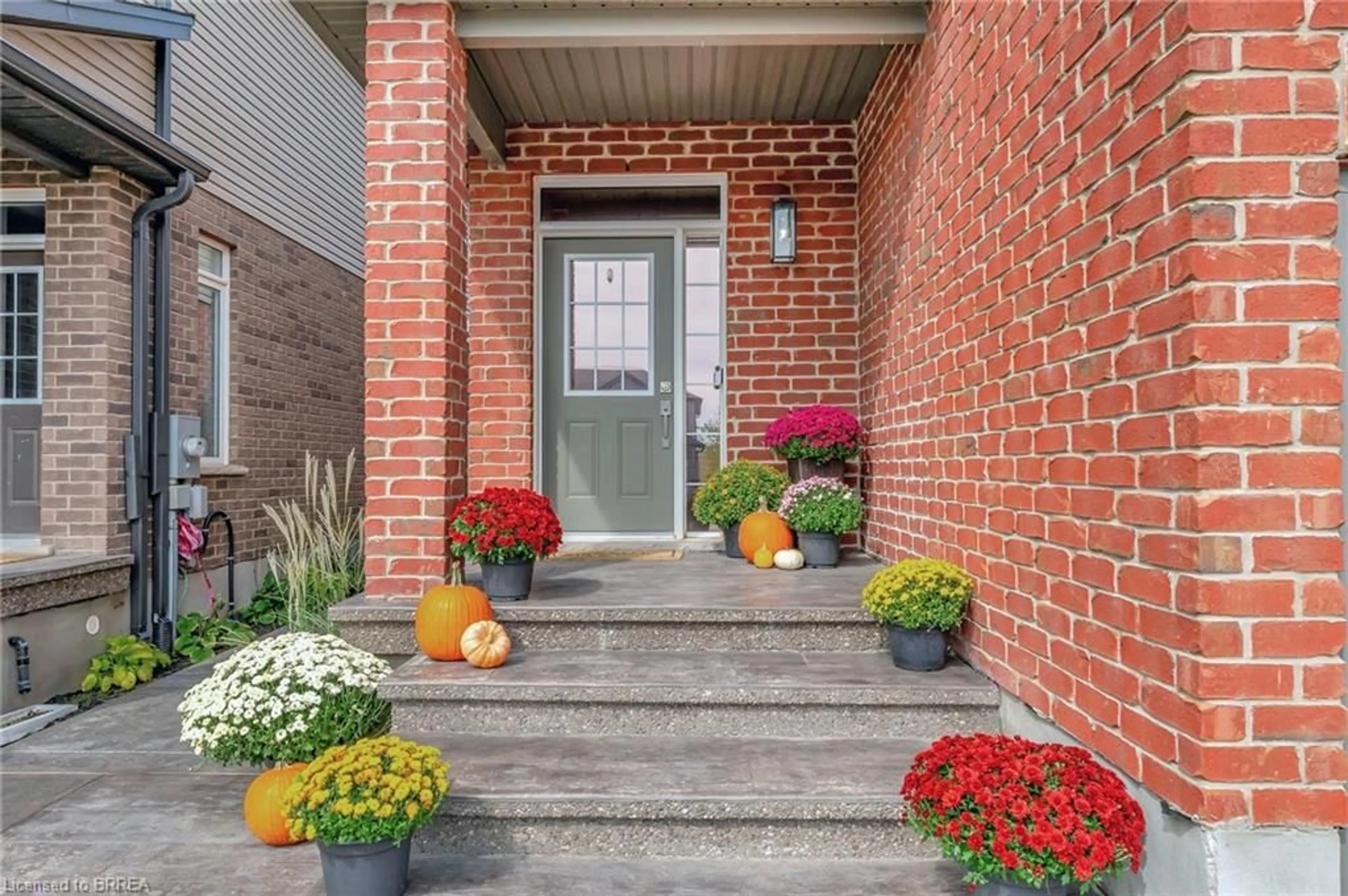 Indoor entryway, ceramic floors for 32 Arlington Pky, Paris Ontario N3L 0G2