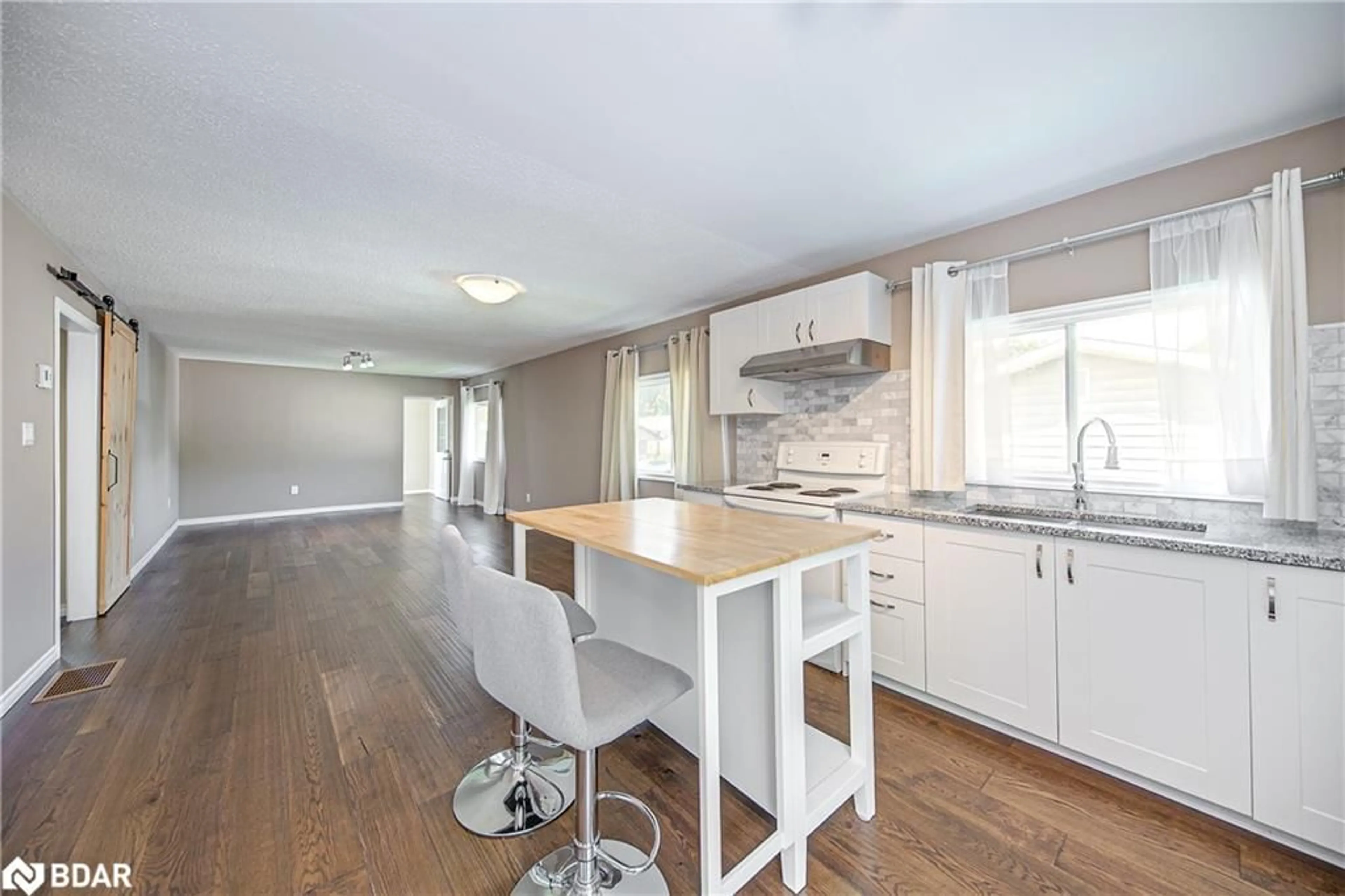 Open concept kitchen for 254 Parkway Ave, Keswick Ontario L4P 2V9