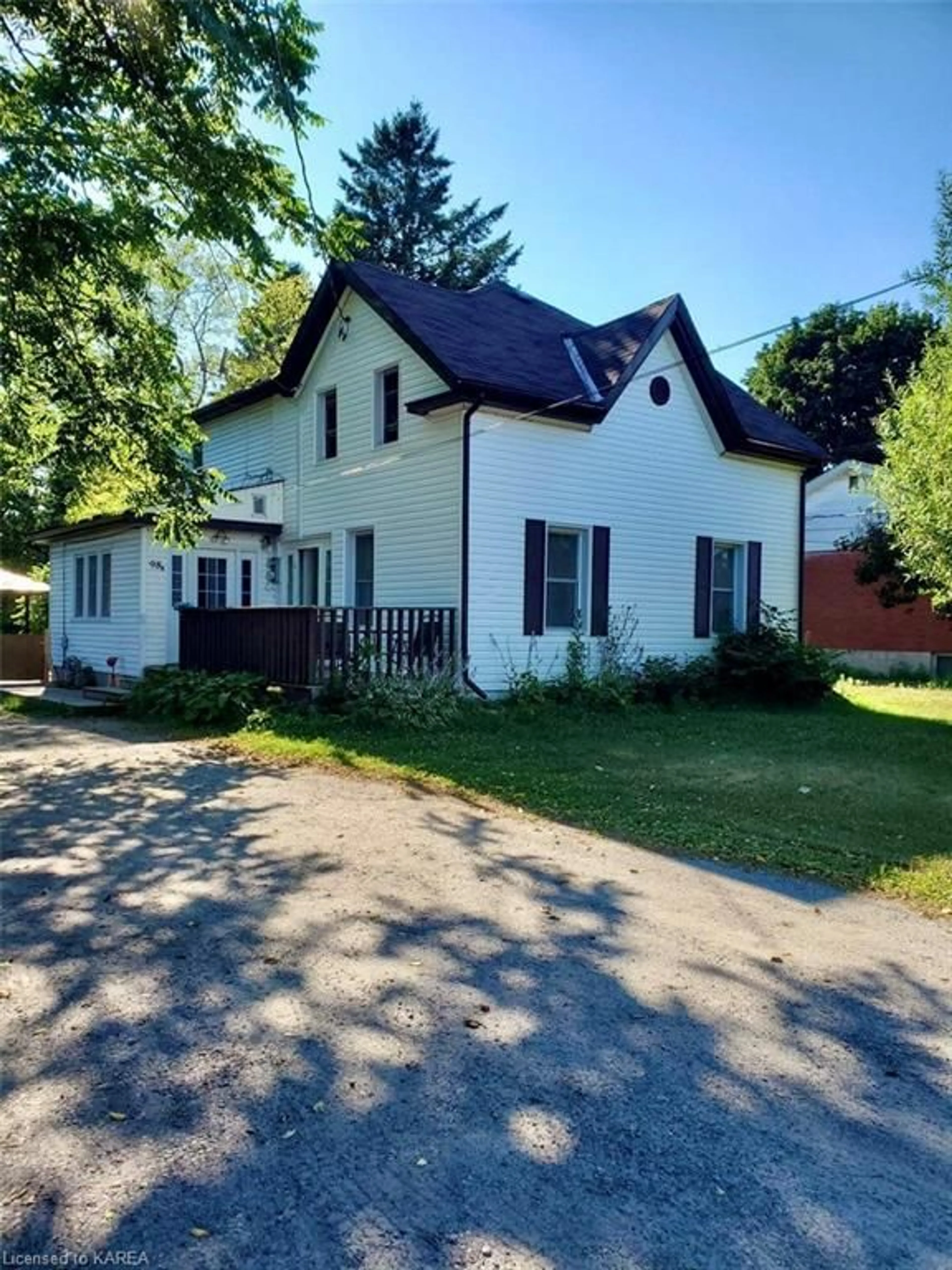 Cottage for 98 Prince Edward St, Brighton Ontario K0K 1H0