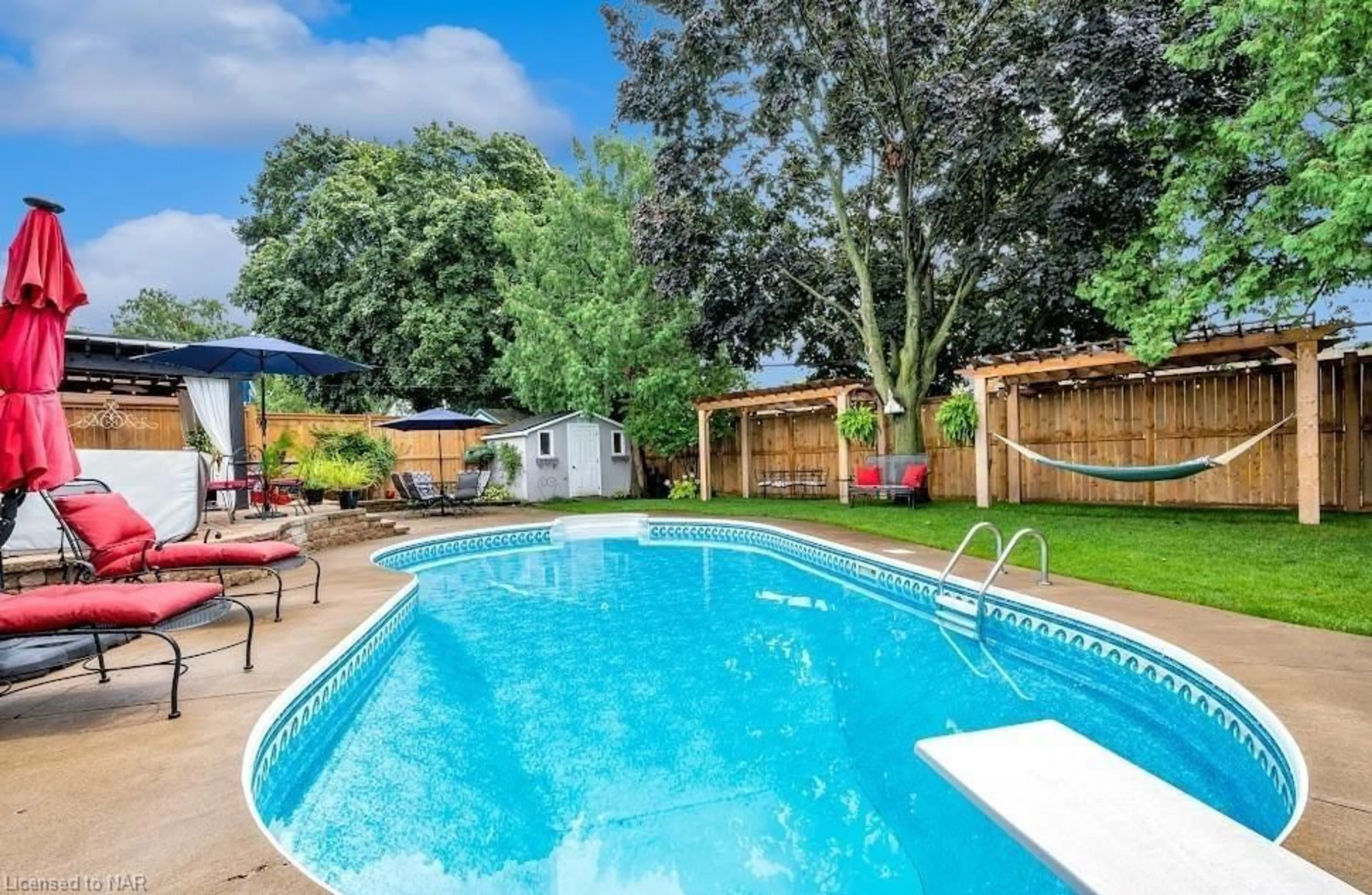 Indoor or outdoor pool for 5990 Stevens St, Niagara Falls Ontario L2E 3A3