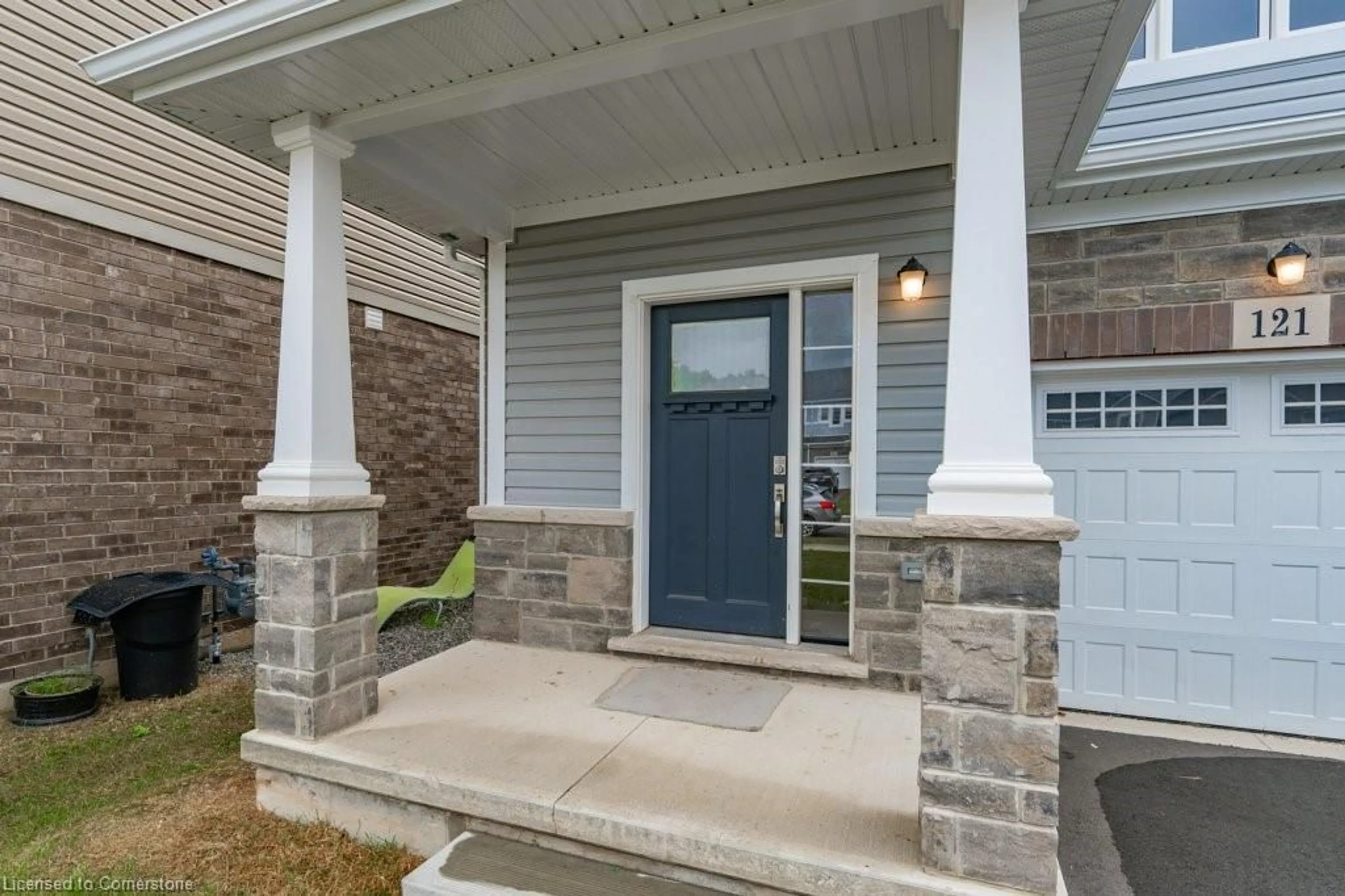 Indoor entryway, cement floor for 121 Sunflower Pl, Welland Ontario L3C 0H9