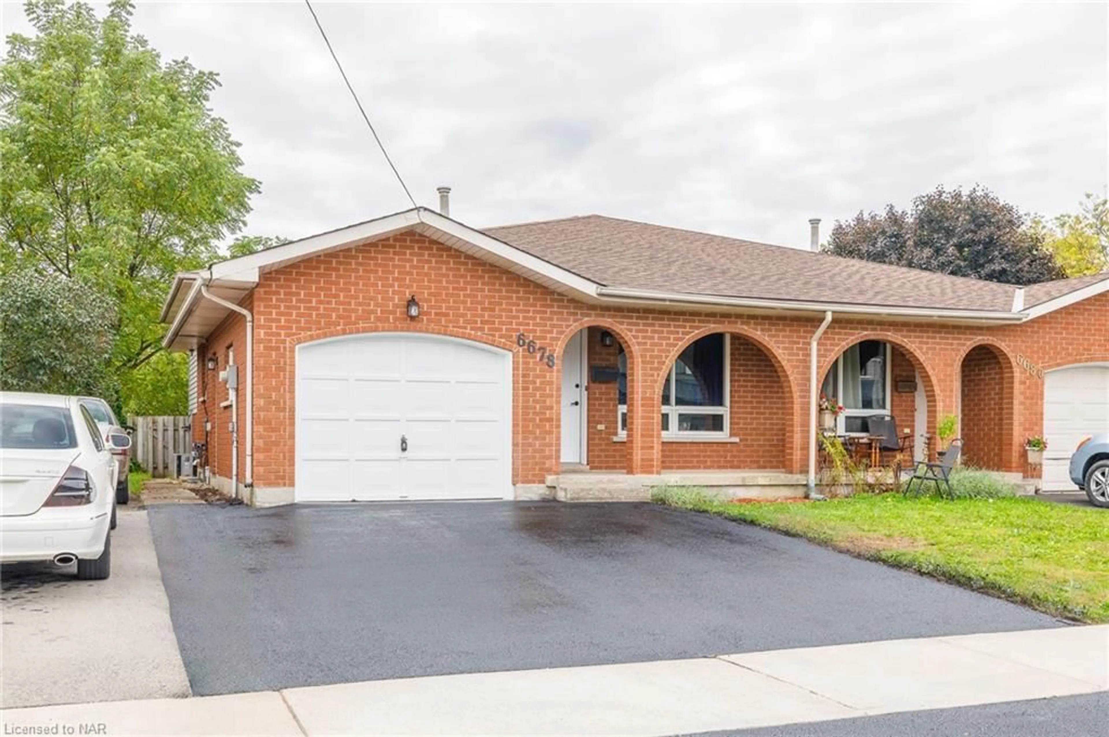 Home with brick exterior material for 6678 Cropp St, Niagara Falls Ontario L2E 7B3