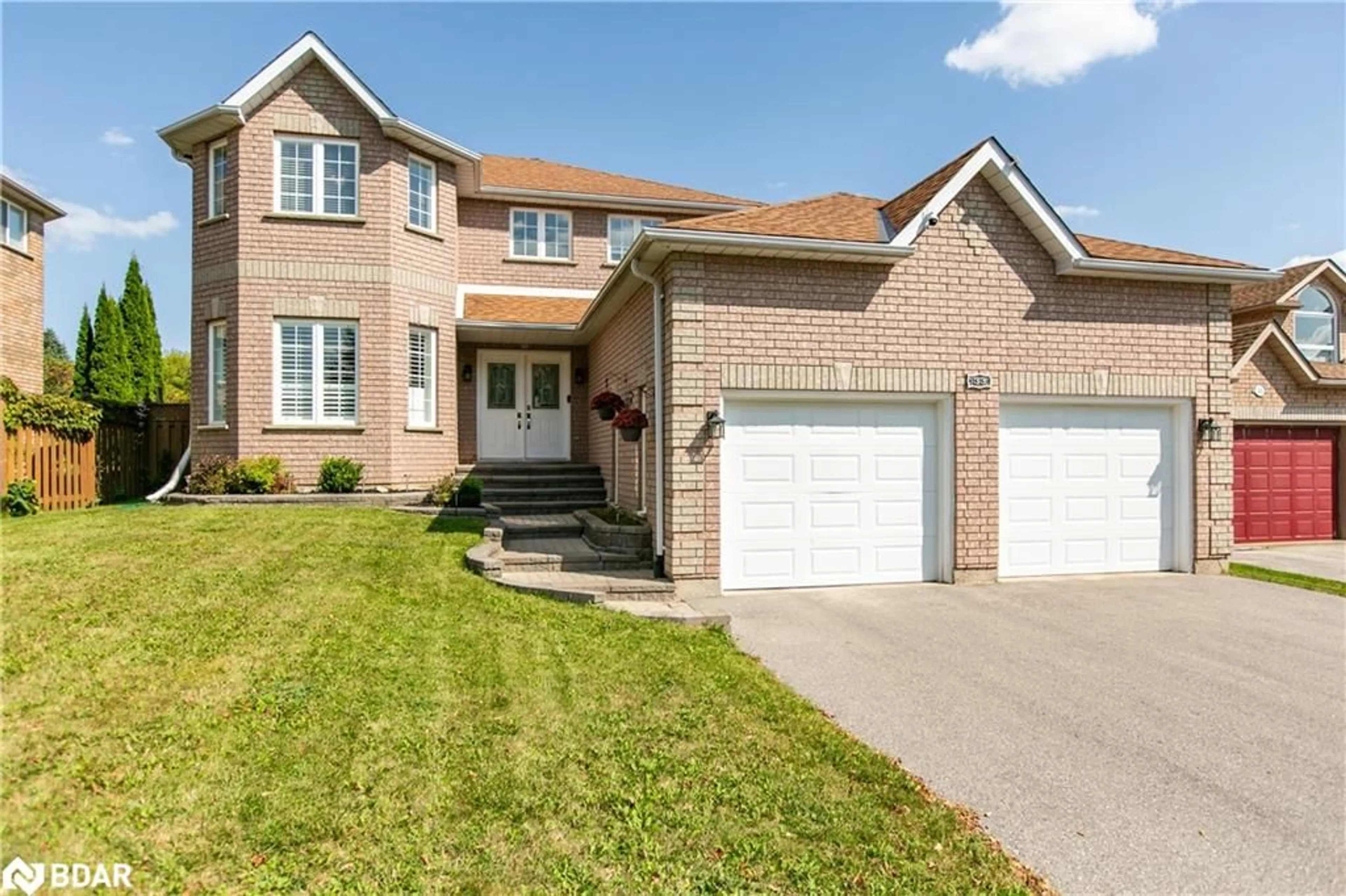 Frontside or backside of a home for 33 Logan Crt, Barrie Ontario L4N 8G9