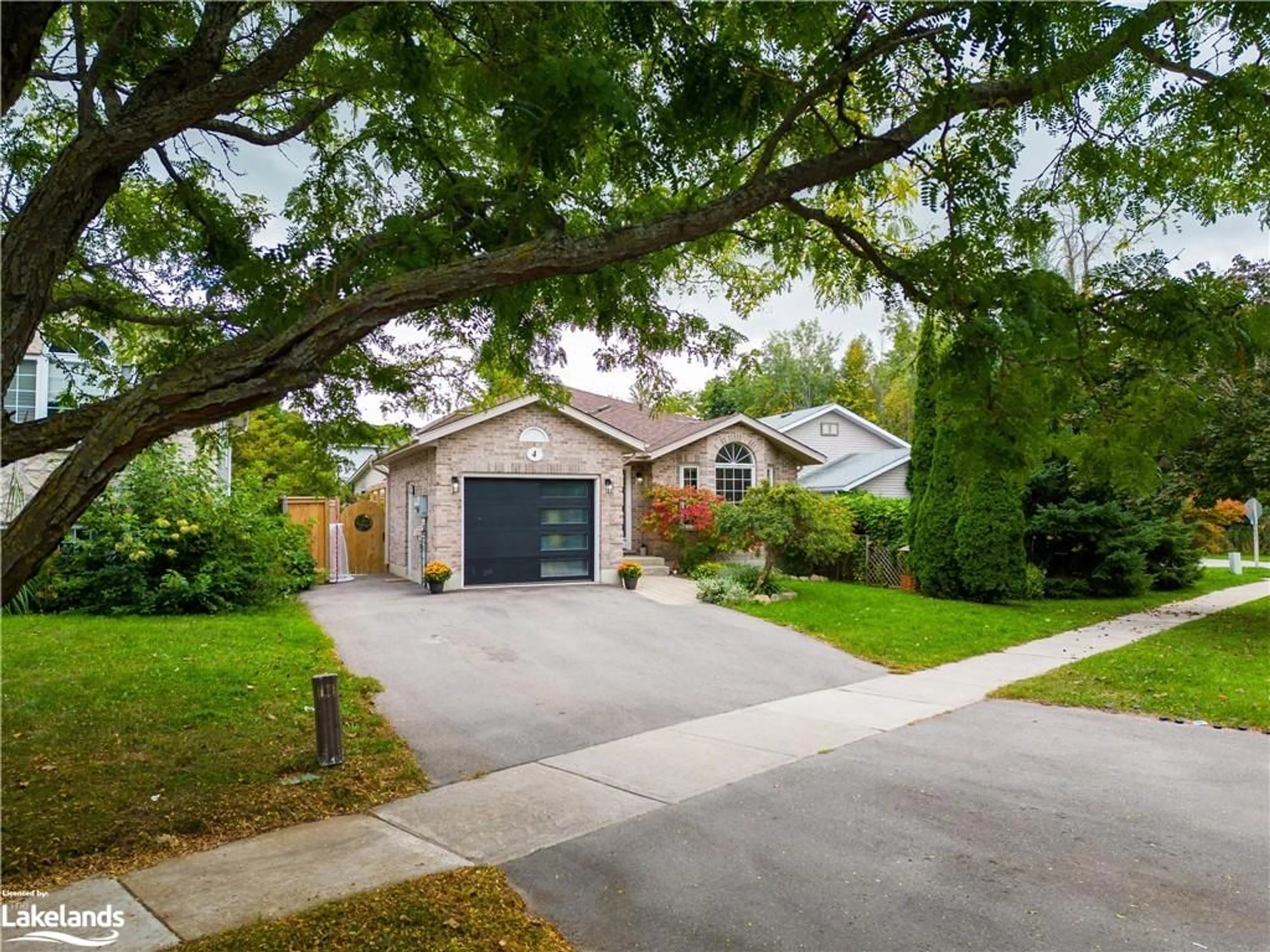 Frontside or backside of a home, the street view for 4 Dillon Dr, Collingwood Ontario L9Y 4S3