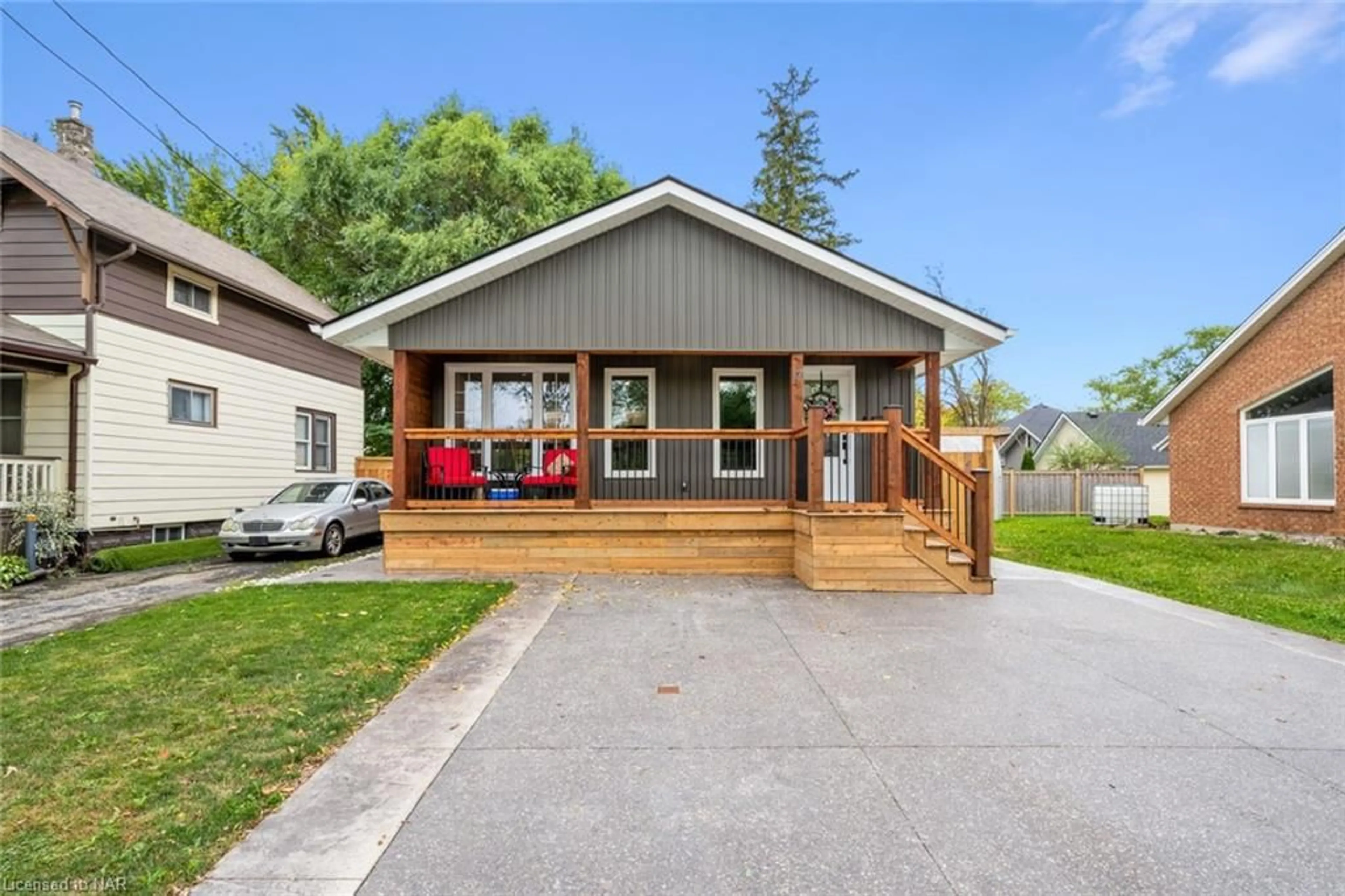 Frontside or backside of a home for 17 Margaret St, Welland Ontario L3C 3Z6