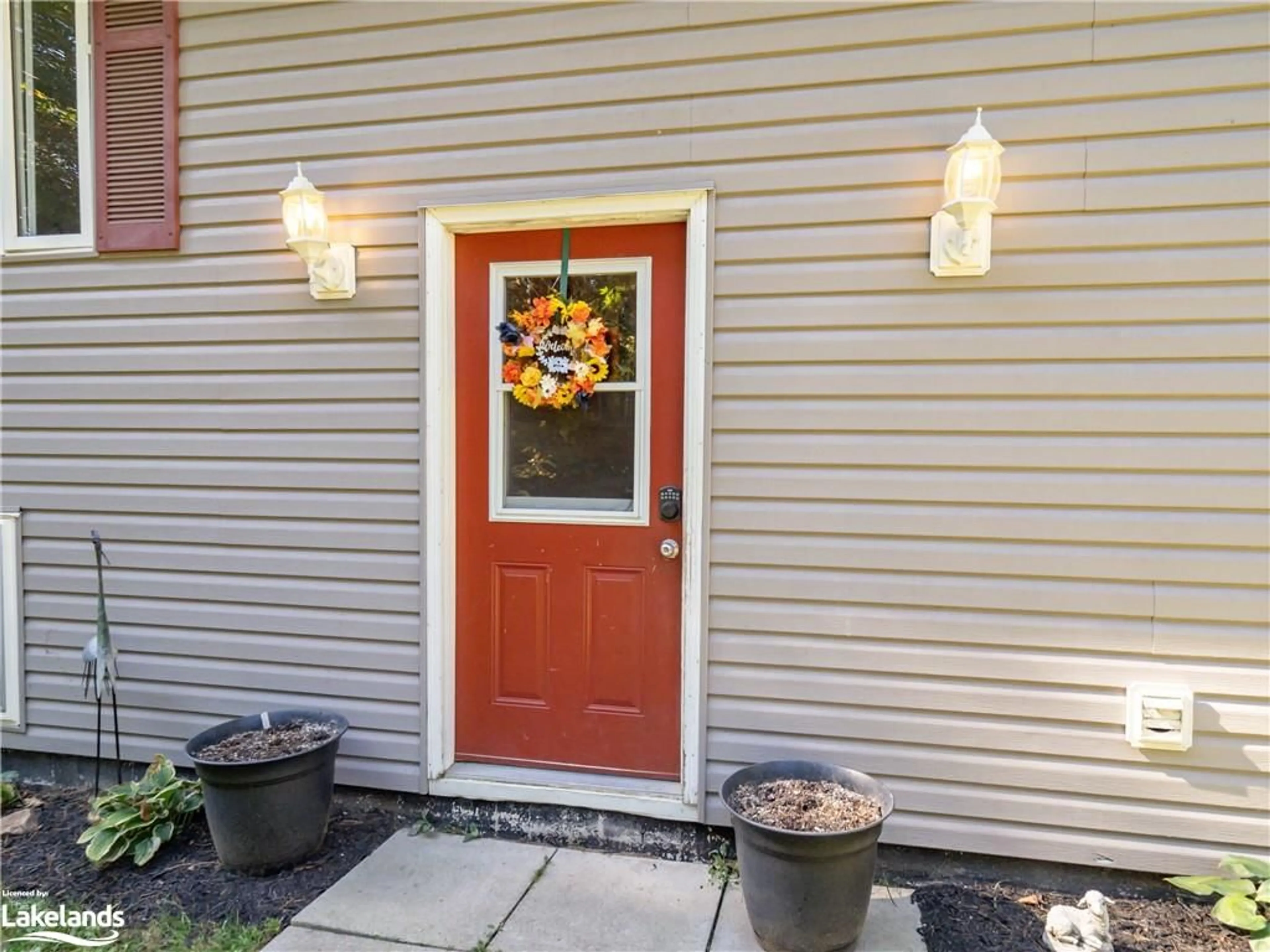 Indoor entryway, wood floors for 780 Manitoba St, Bracebridge Ontario P1L 0K8