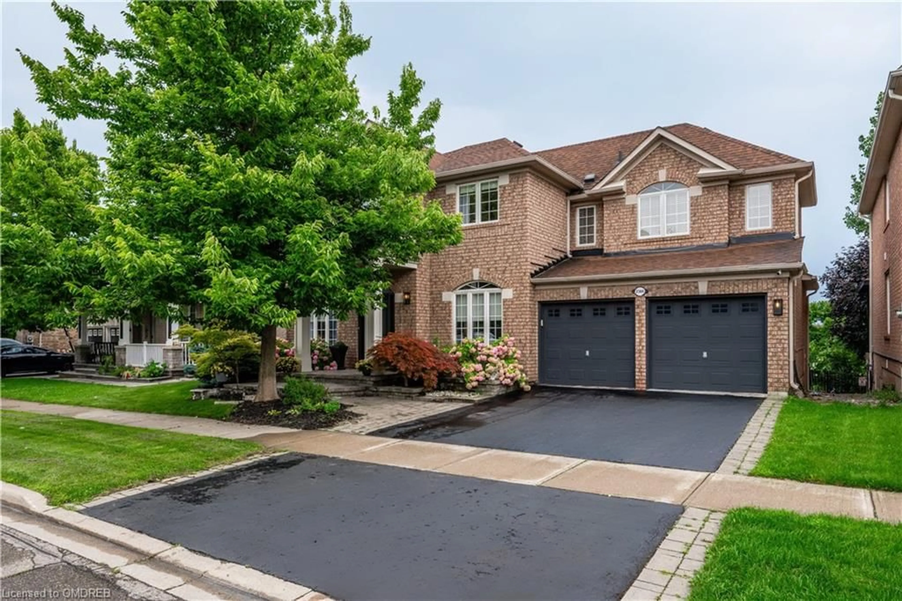 Home with brick exterior material for 2366 Valleyridge Dr, Oakville Ontario L6M 5C3