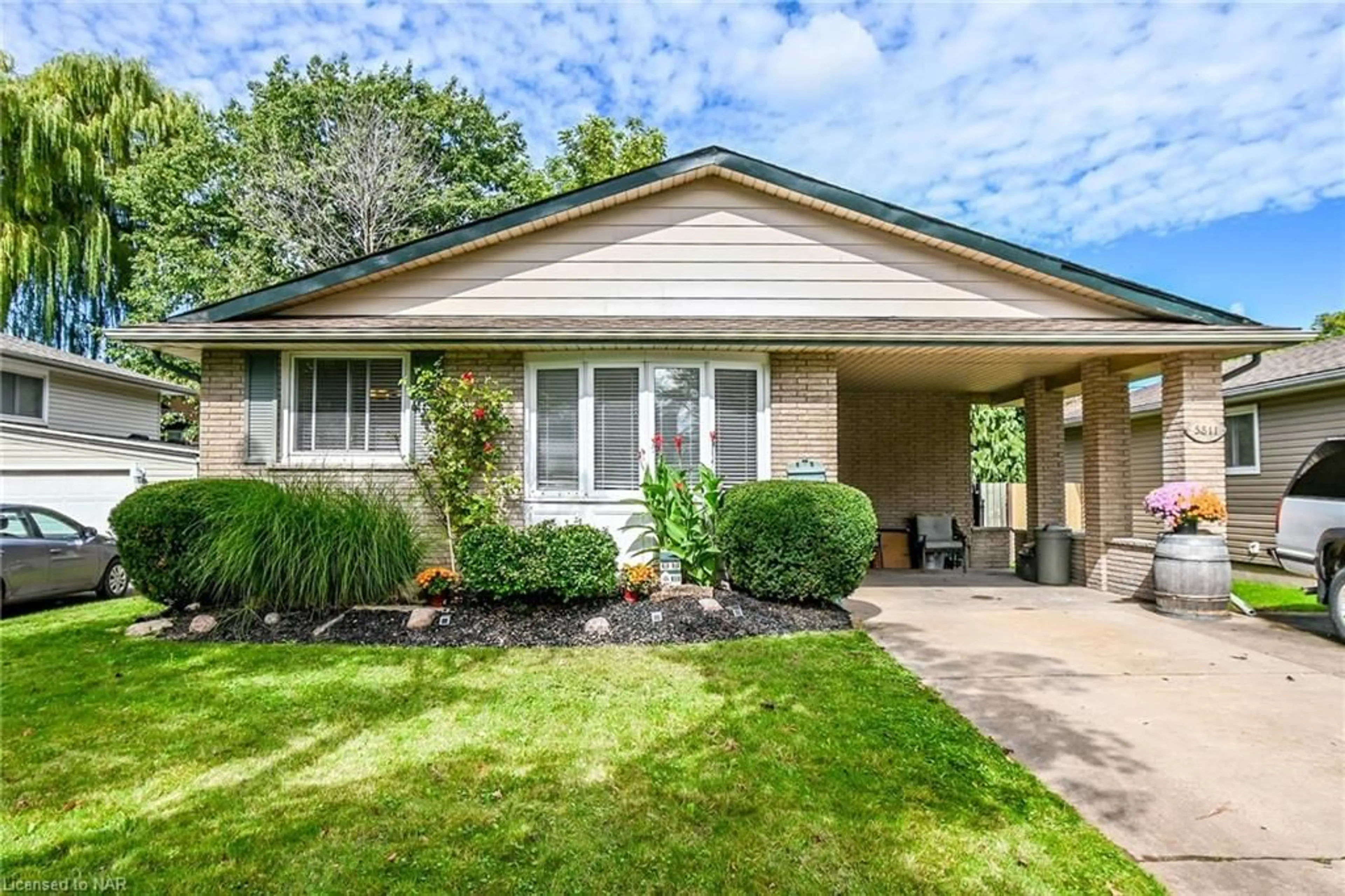 Frontside or backside of a home, cottage for 5811 Hillcrest Cres, Niagara Falls Ontario L2J 2A8