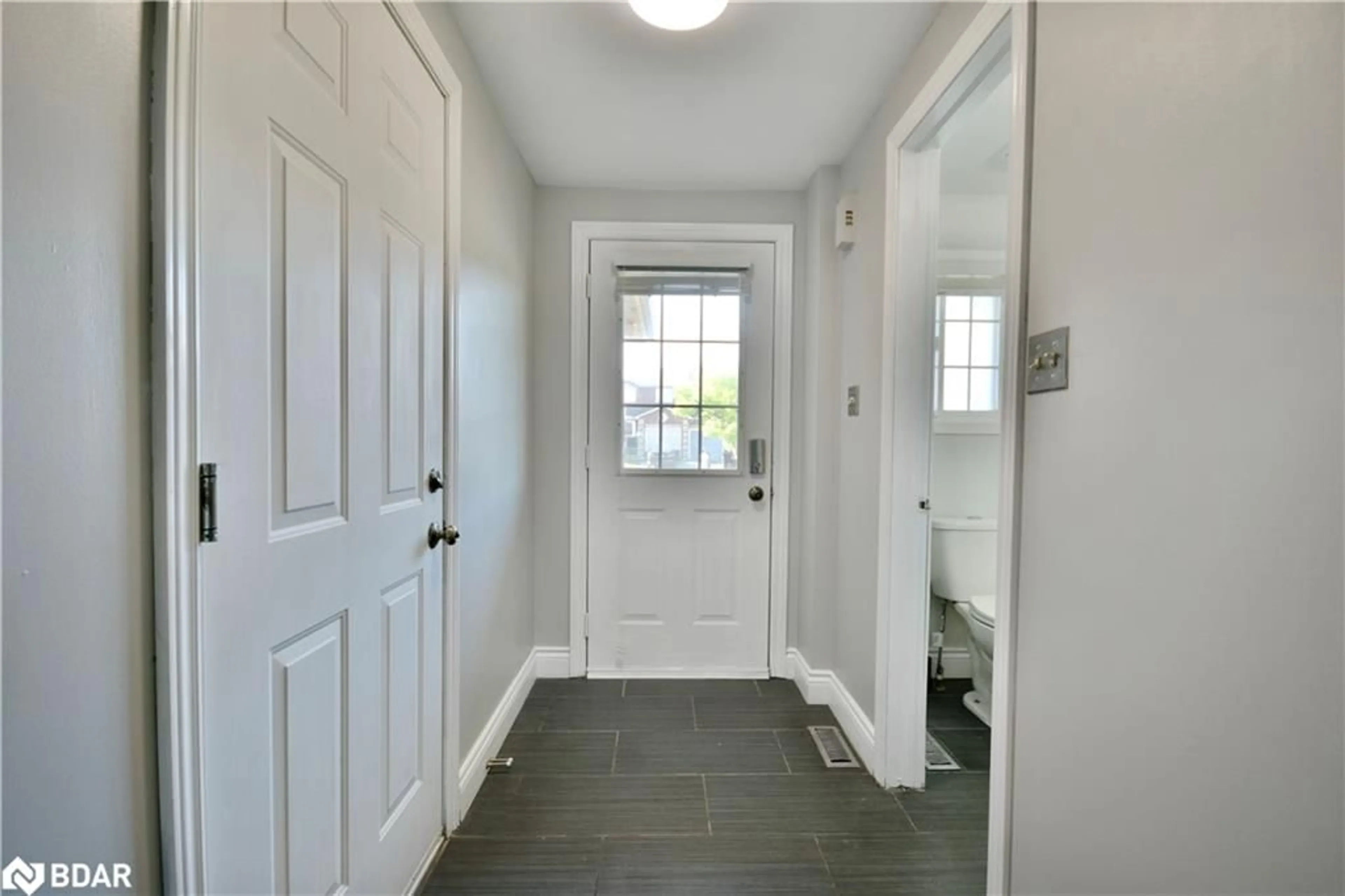 Indoor entryway for 258 Dunsmore Lane, Barrie Ontario L4M 7A7