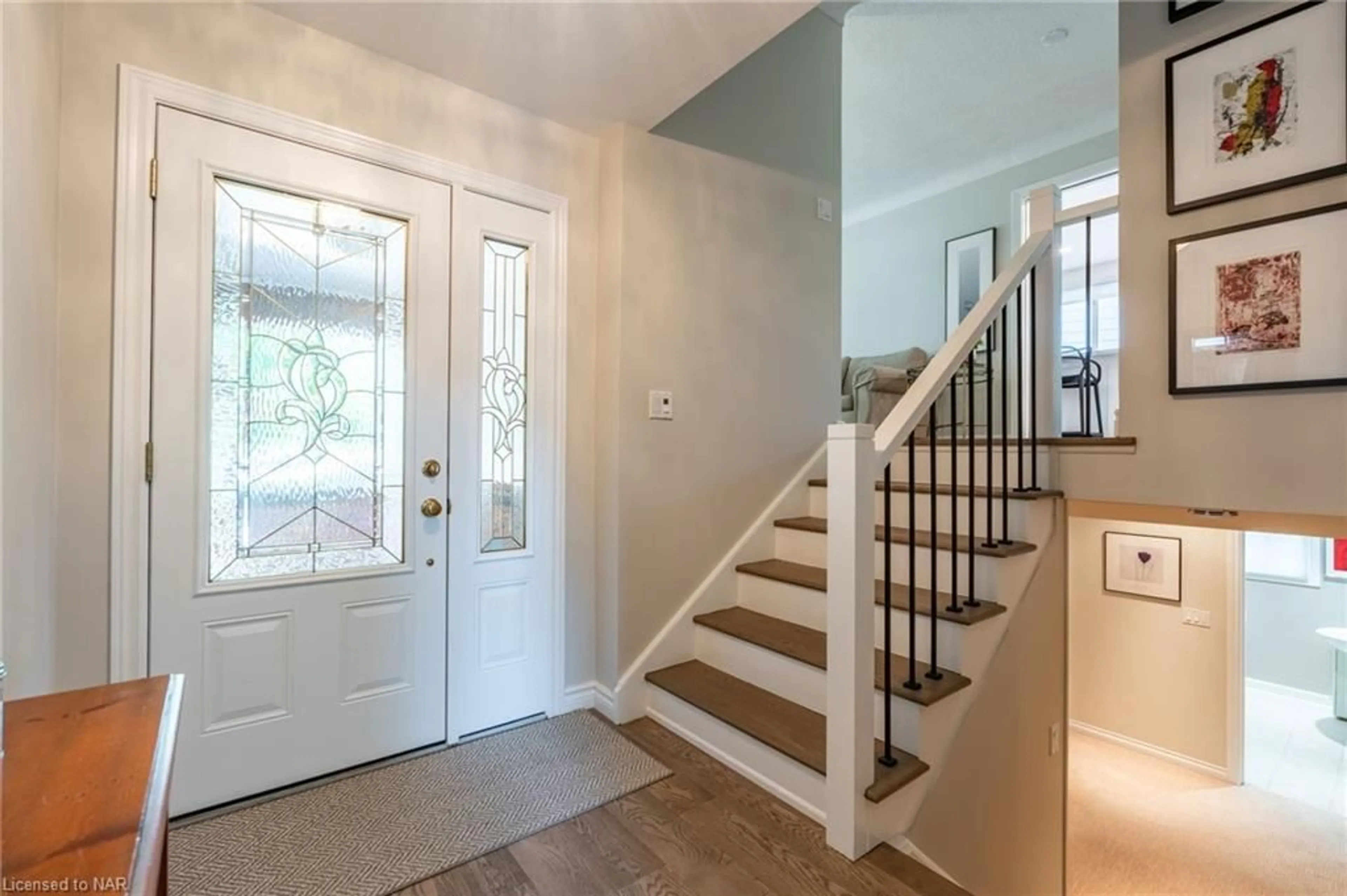 Indoor entryway, wood floors for 10 Wedgewood Crt, St. Catharines Ontario L2N 6L5