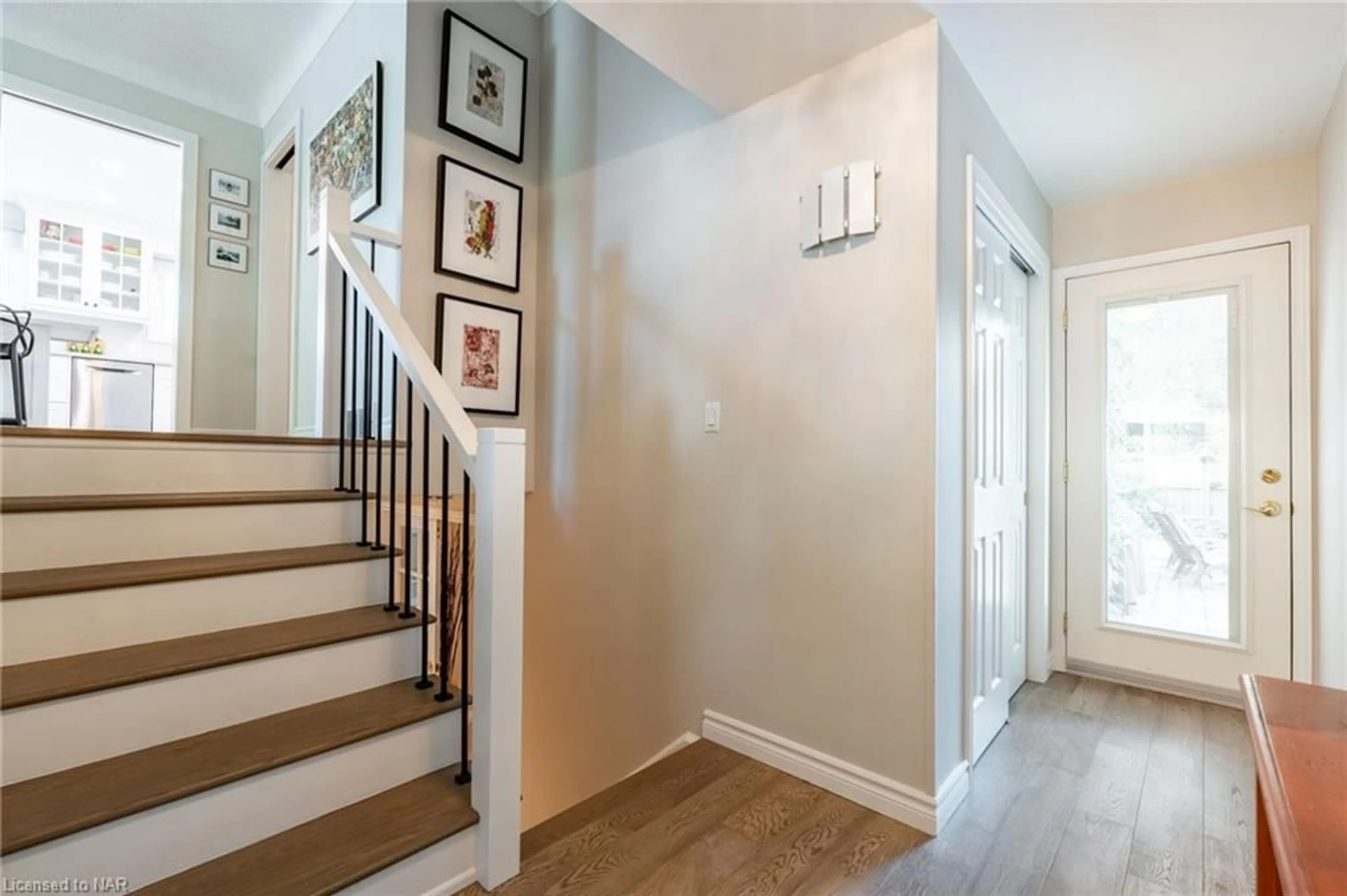 Indoor entryway, wood floors for 10 Wedgewood Crt, St. Catharines Ontario L2N 6L5