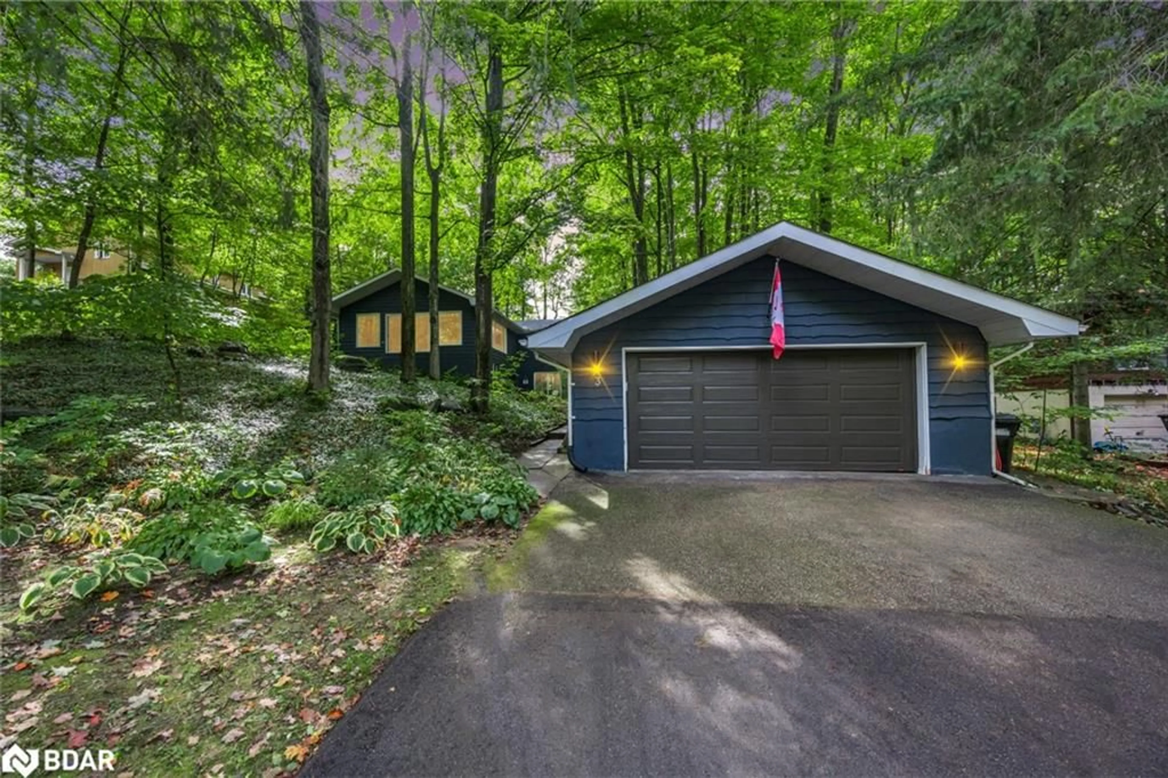 Indoor garage for 3 Maplecrest Crt, Oro-Medonte Ontario L4M 4Y8