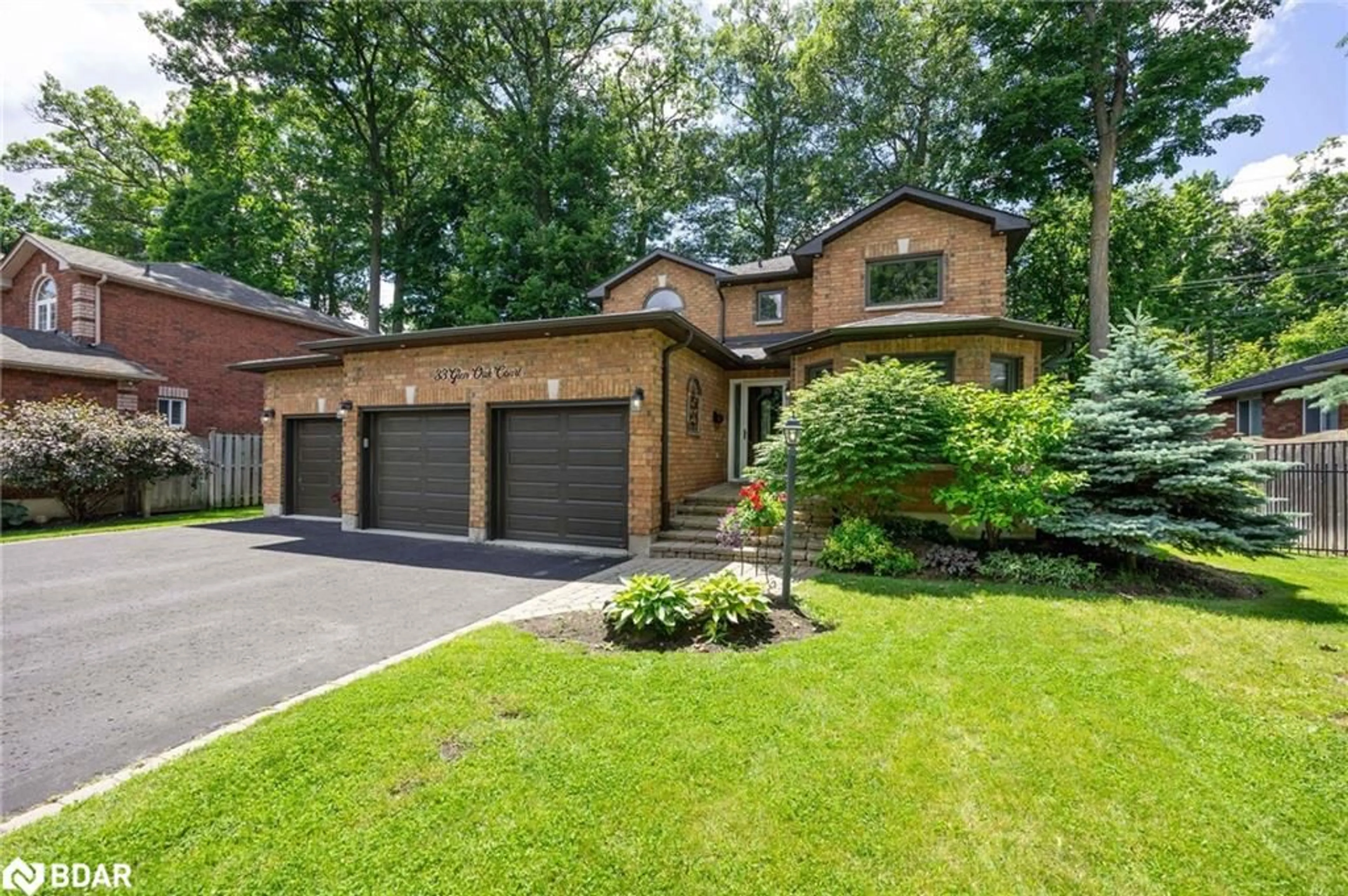 Home with brick exterior material for 33 Glen Oak Crt, Barrie Ontario L4M 6M4