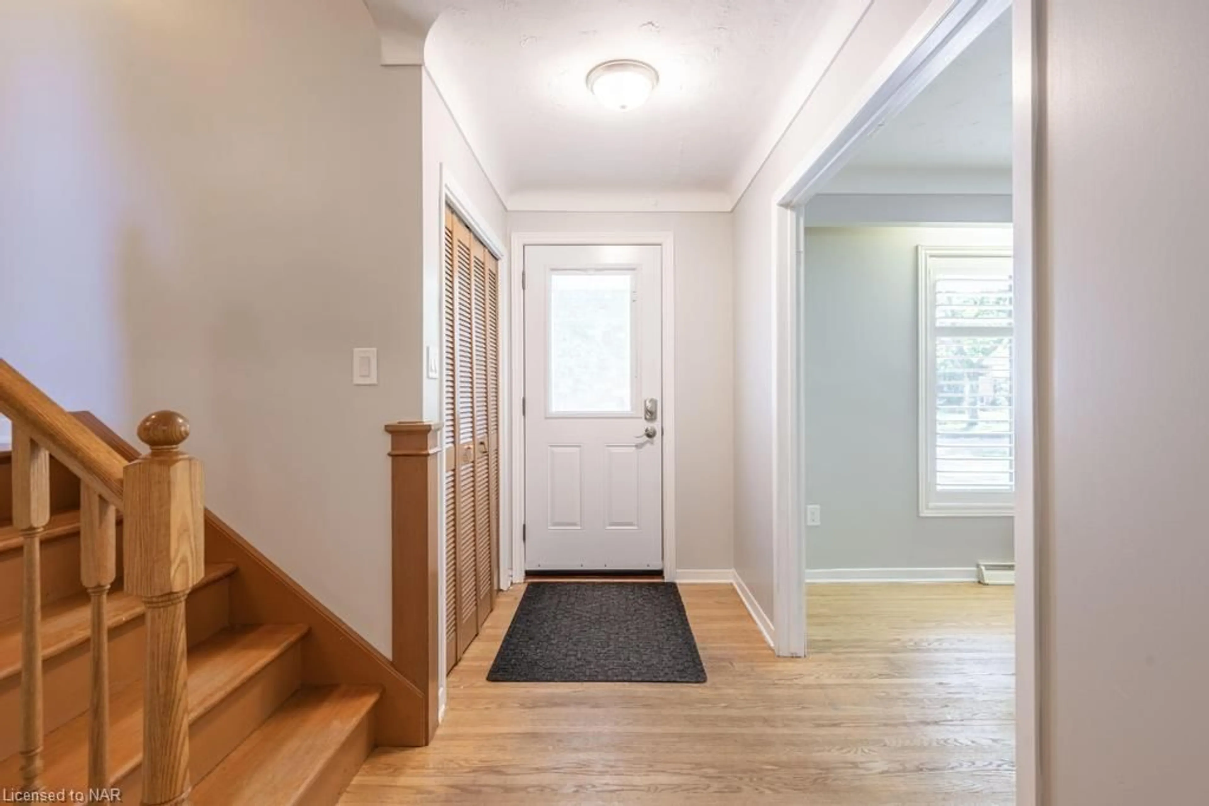 Indoor entryway, wood floors for 13 Warrington Pl, St. Catharines Ontario L2N 2N4