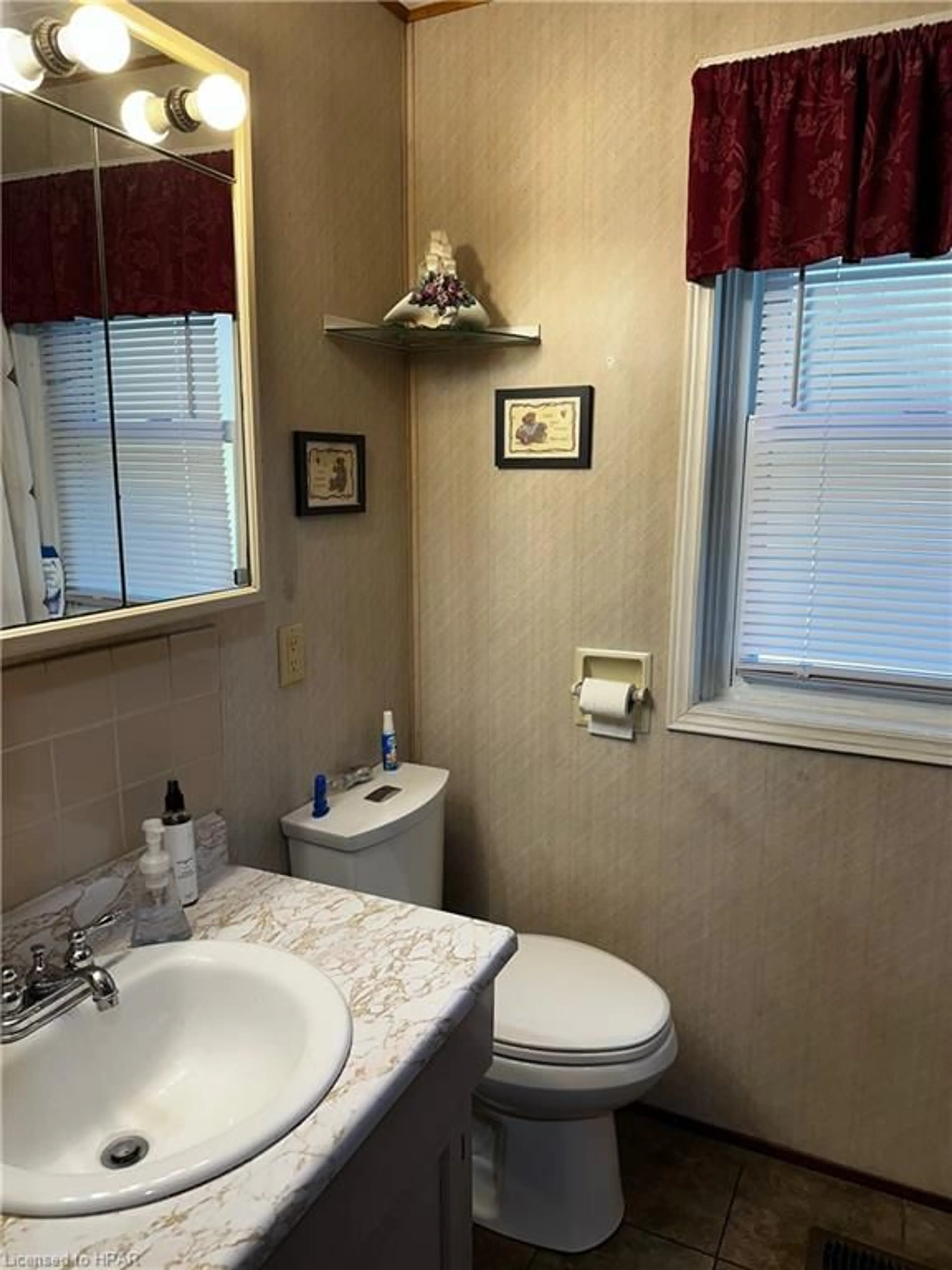 Standard bathroom for 208 Edward St, Wingham Ontario N0G 2W0