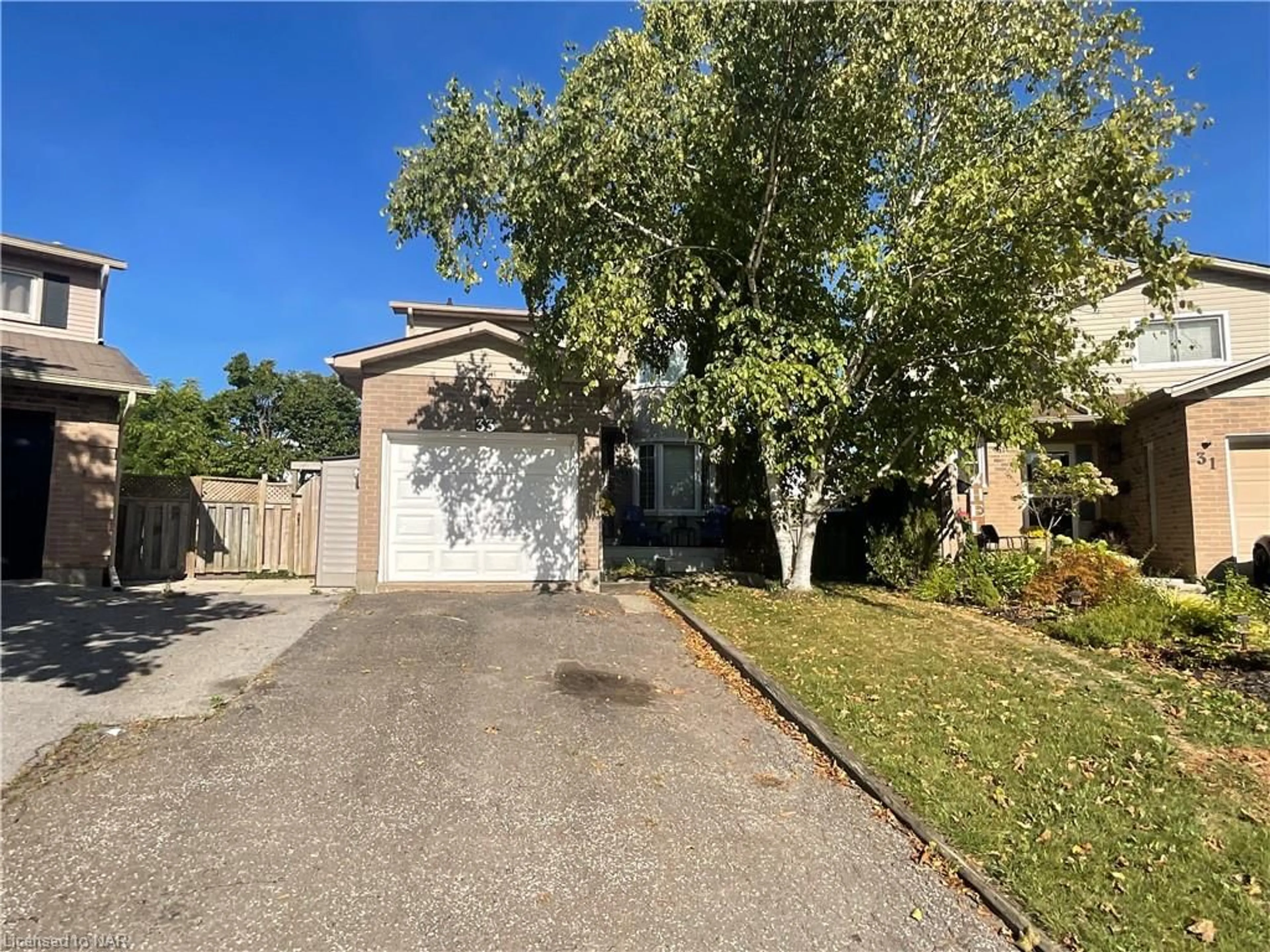 Frontside or backside of a home, the street view for 33 Naples Crt, Thorold Ontario L2V 4S7