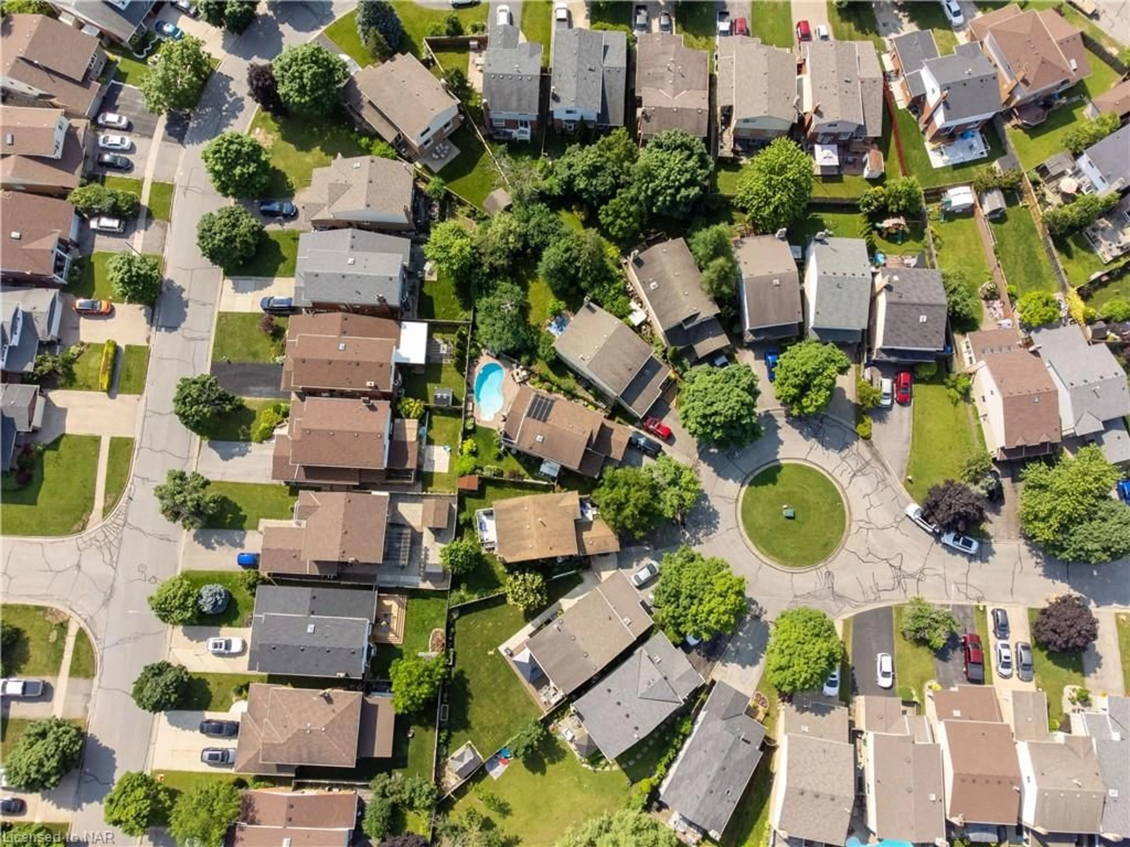 Frontside or backside of a home, the street view for 33 Naples Crt, Thorold Ontario L2V 4S7