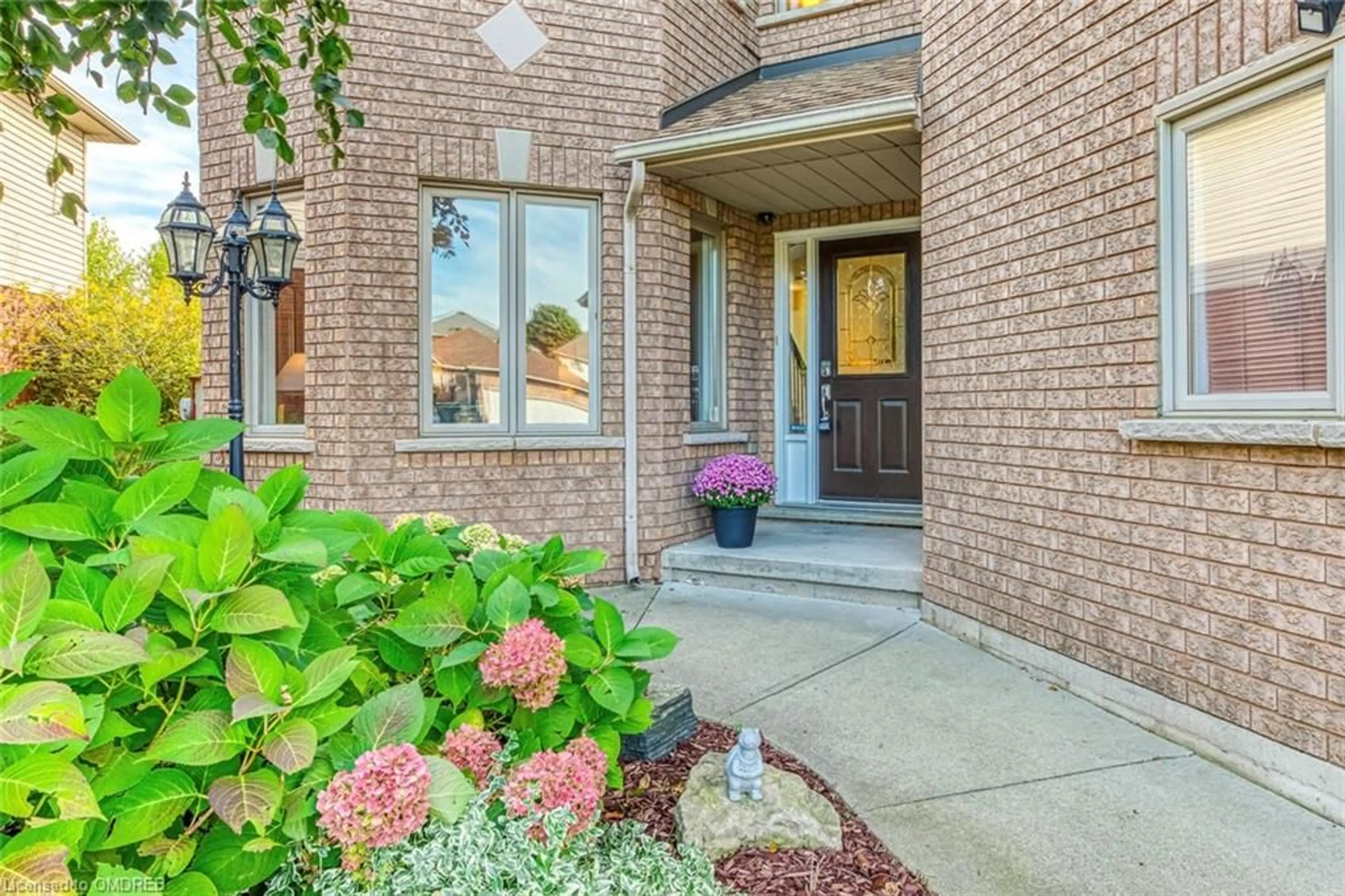 Indoor entryway for 91 Bridgeport Cres, Ancaster Ontario L9K 1K3