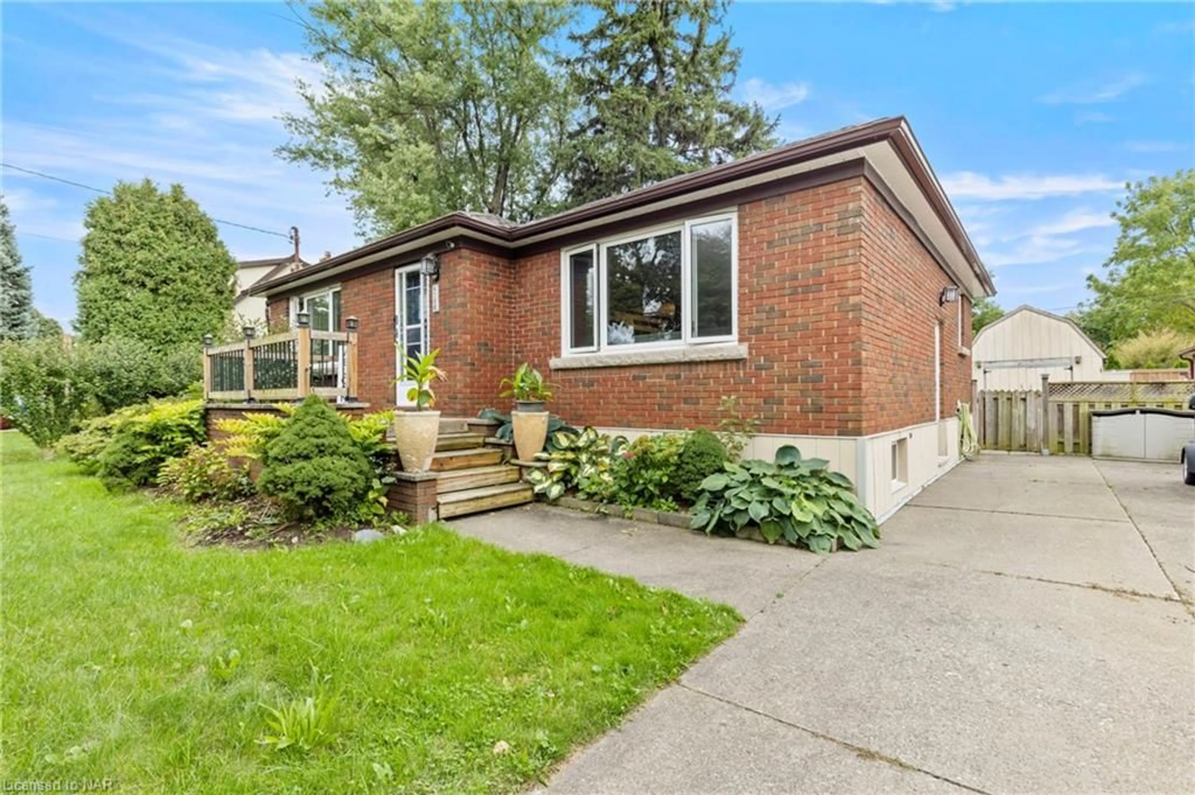 Home with brick exterior material for 6788 Stamford Green Dr, Niagara Falls Ontario L2J 1V1