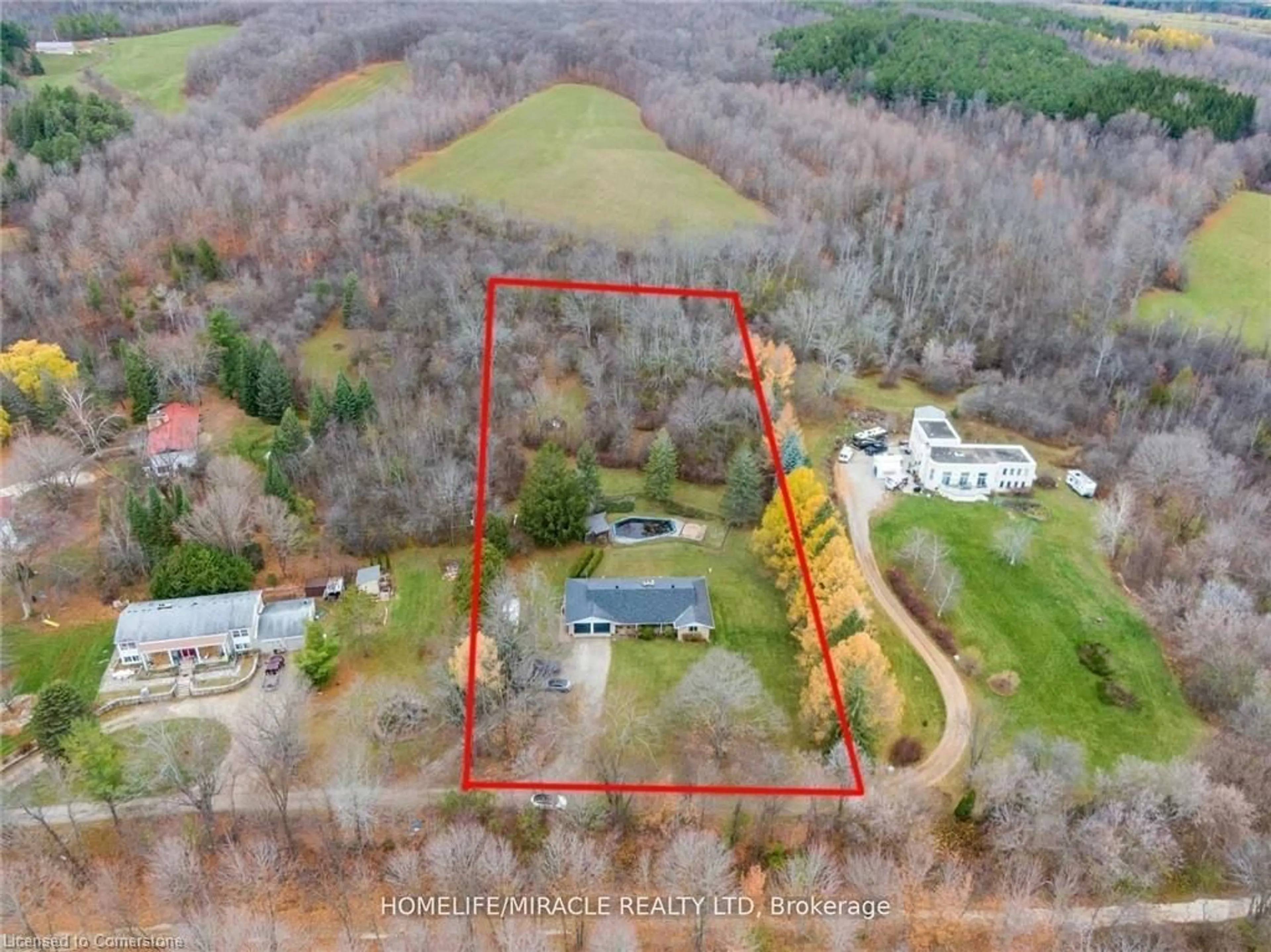 Fenced yard for 2216 Olde Base Line Rd, Caledon Ontario L7C 0J3