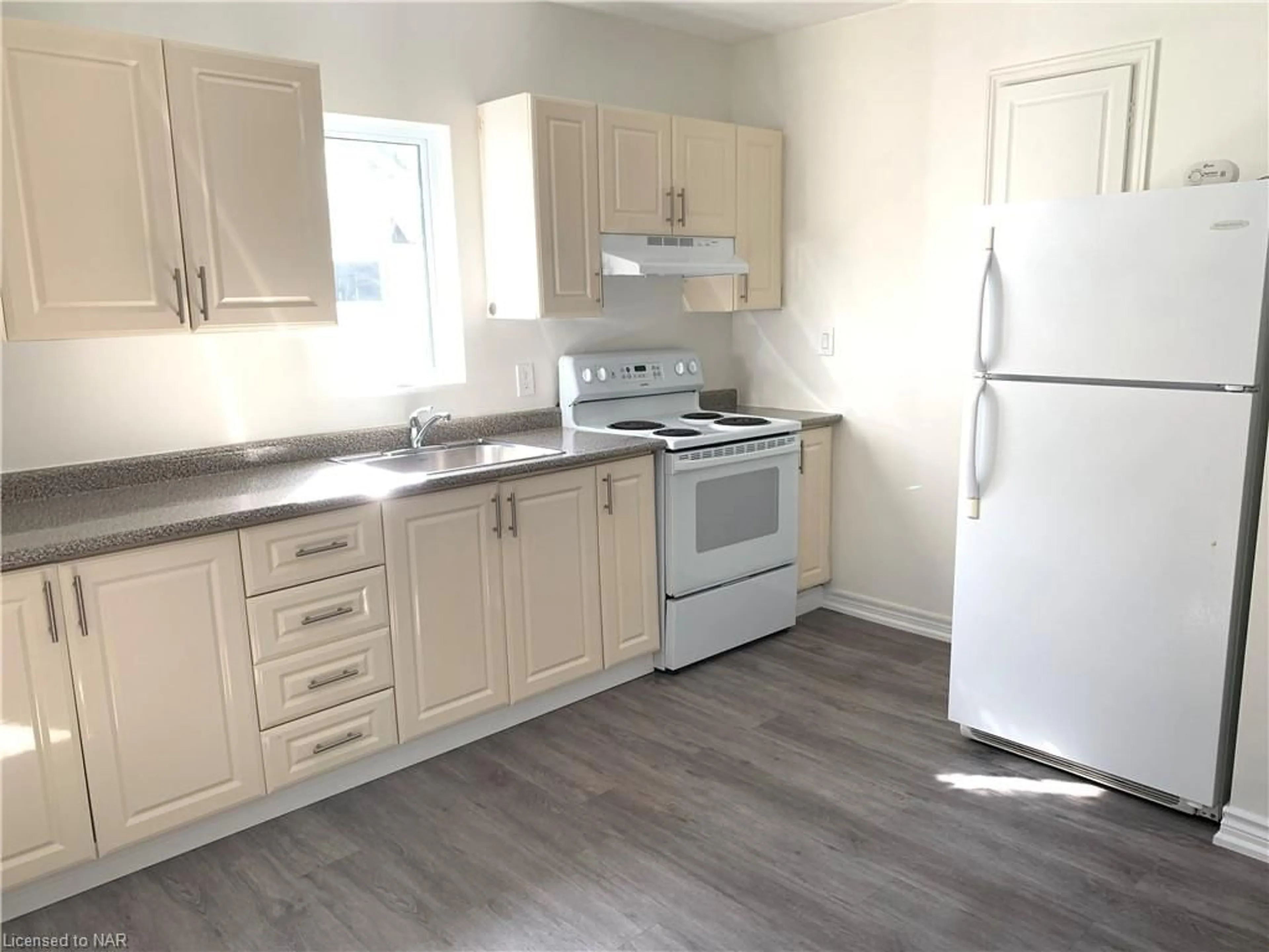 Standard kitchen, unknown floor, cottage for 114 Lake St, St. Catharines Ontario L2R 5X8