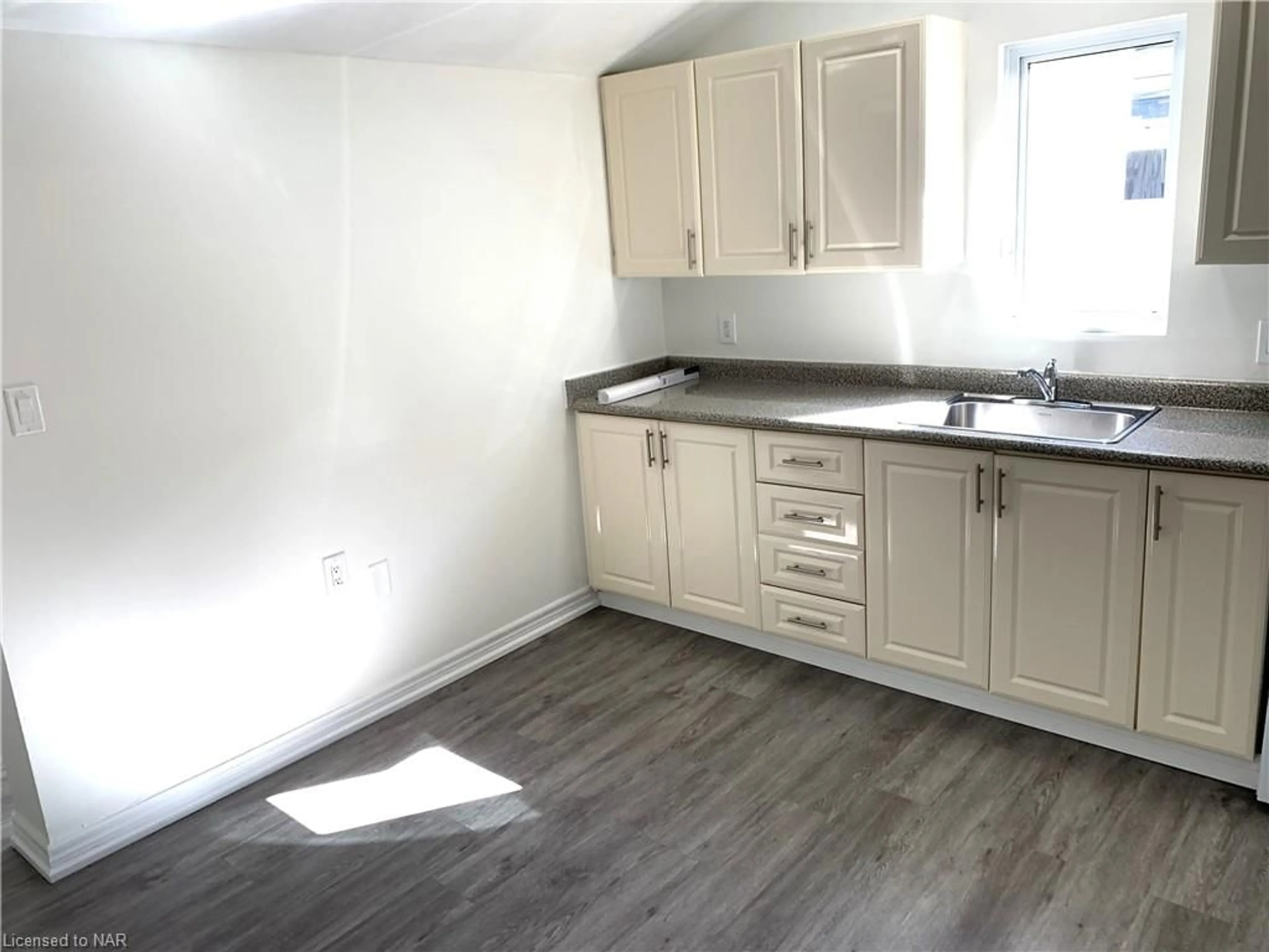 Standard kitchen, unknown floor, cottage for 114 Lake St, St. Catharines Ontario L2R 5X8