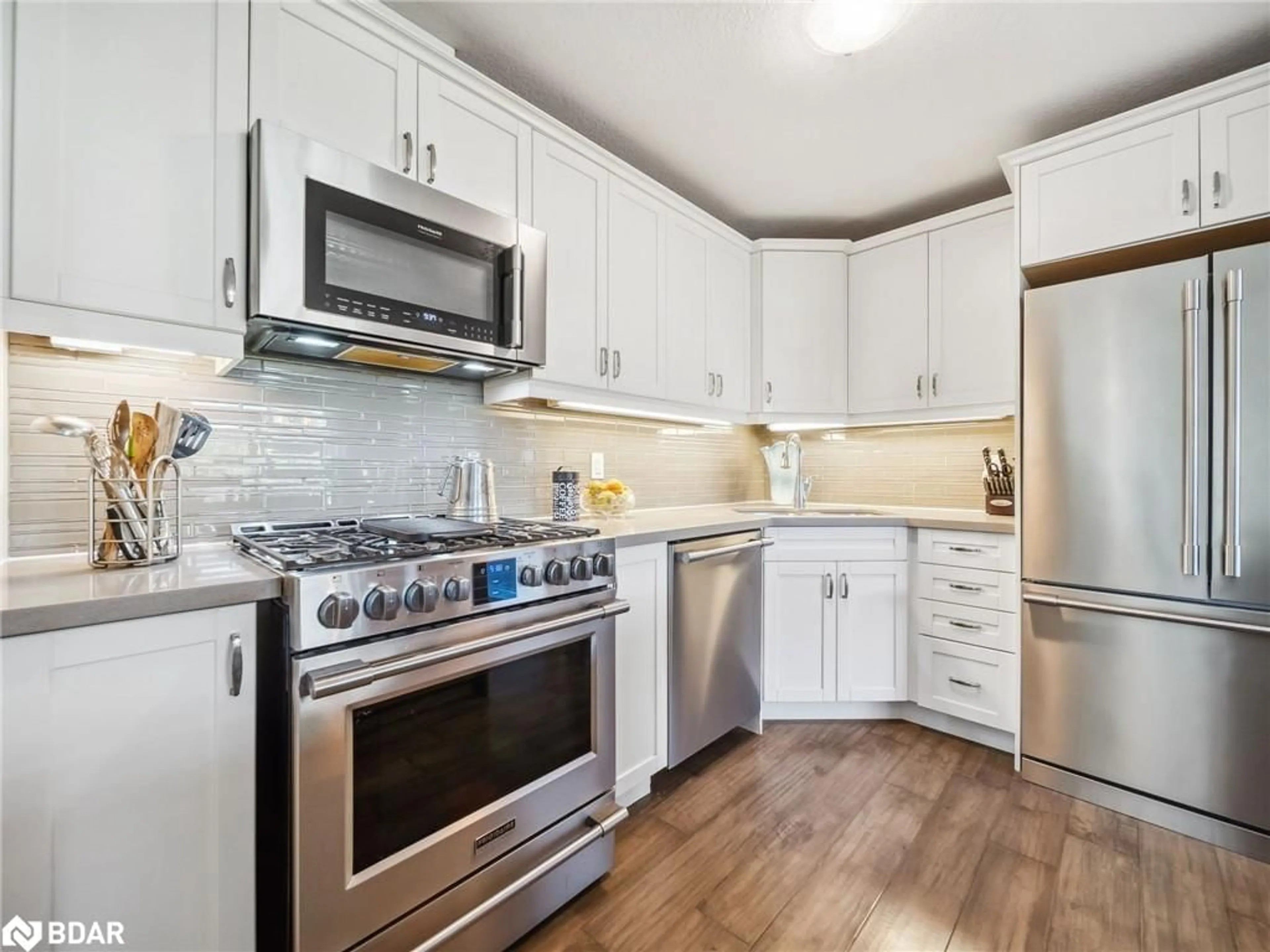 Open concept kitchen for 35 Grace Crescent Cres, Oro-Medonte Ontario L3V 8N6