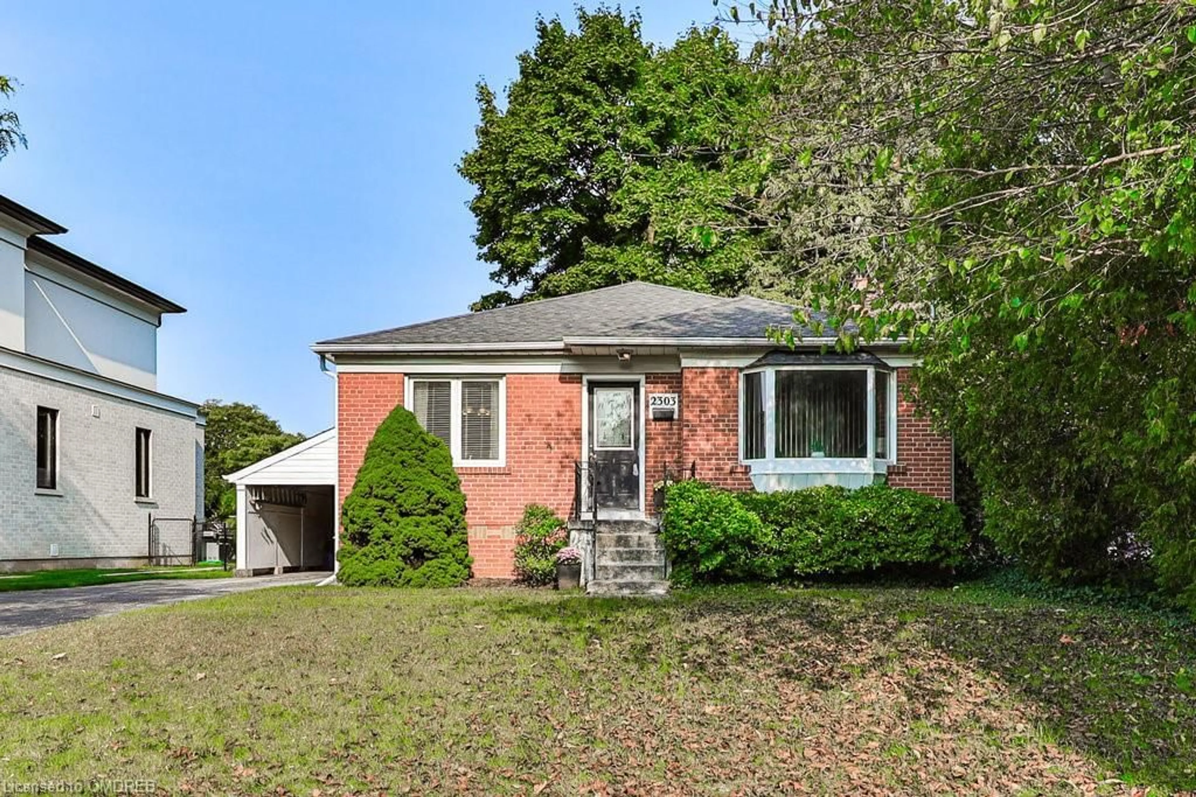 Home with brick exterior material for 2303 Courtland Dr, Burlington Ontario L7R 1S7