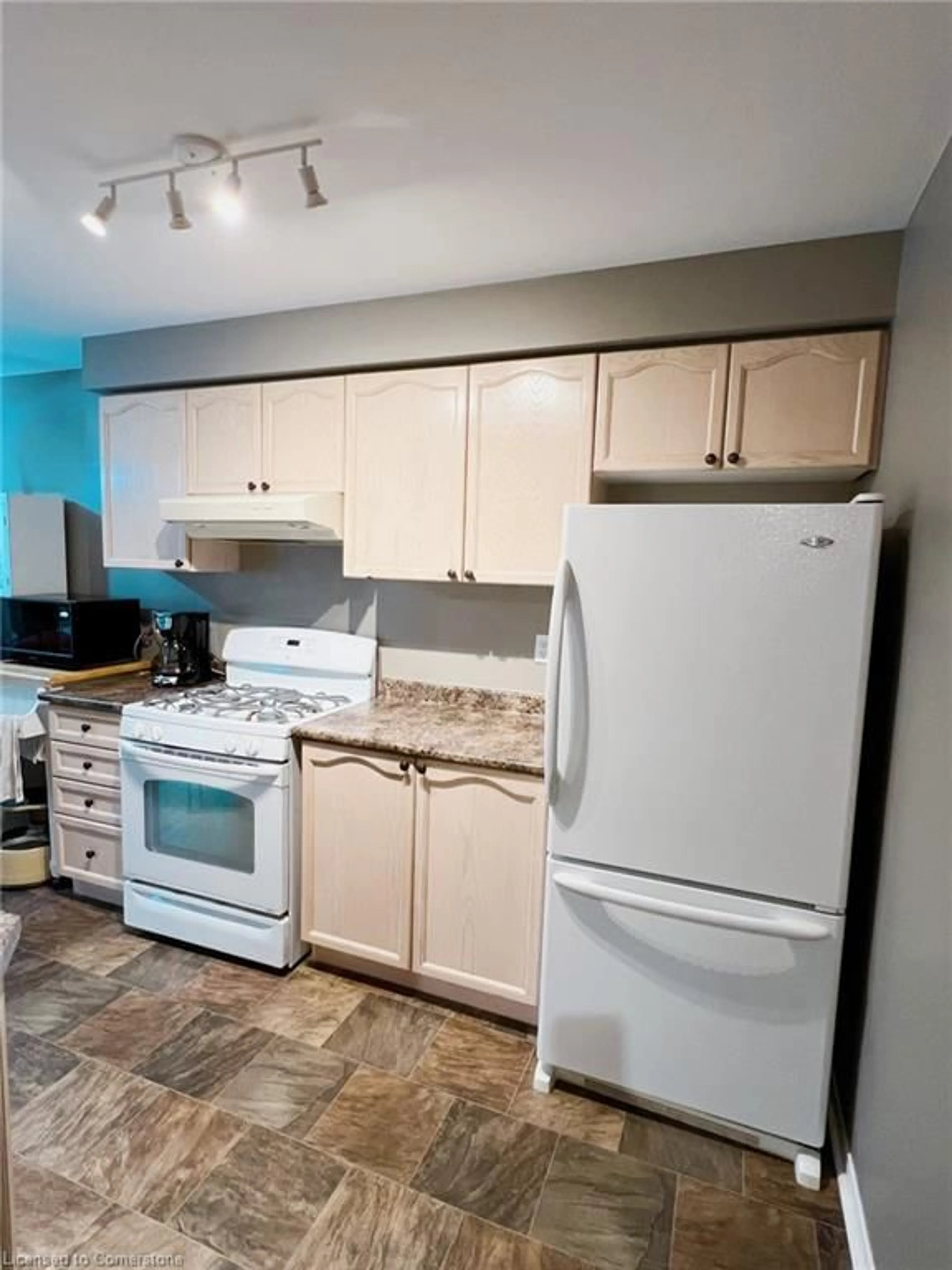 Standard kitchen for 86 Huntingwood Ave, Dundas Ontario L9H 7M8